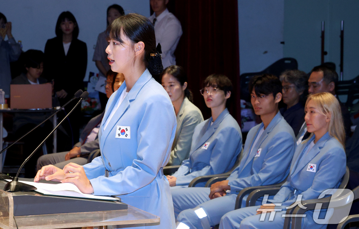 (서울=뉴스1) 장수영 기자 = 23일 서울 송파구 한국체육대학교에서 열린 한체대 파리 올림픽 선수단 환영식에 참석한 양궁 3관왕 임시현이 답례사를 하고 있다. 2024.8.23/ …