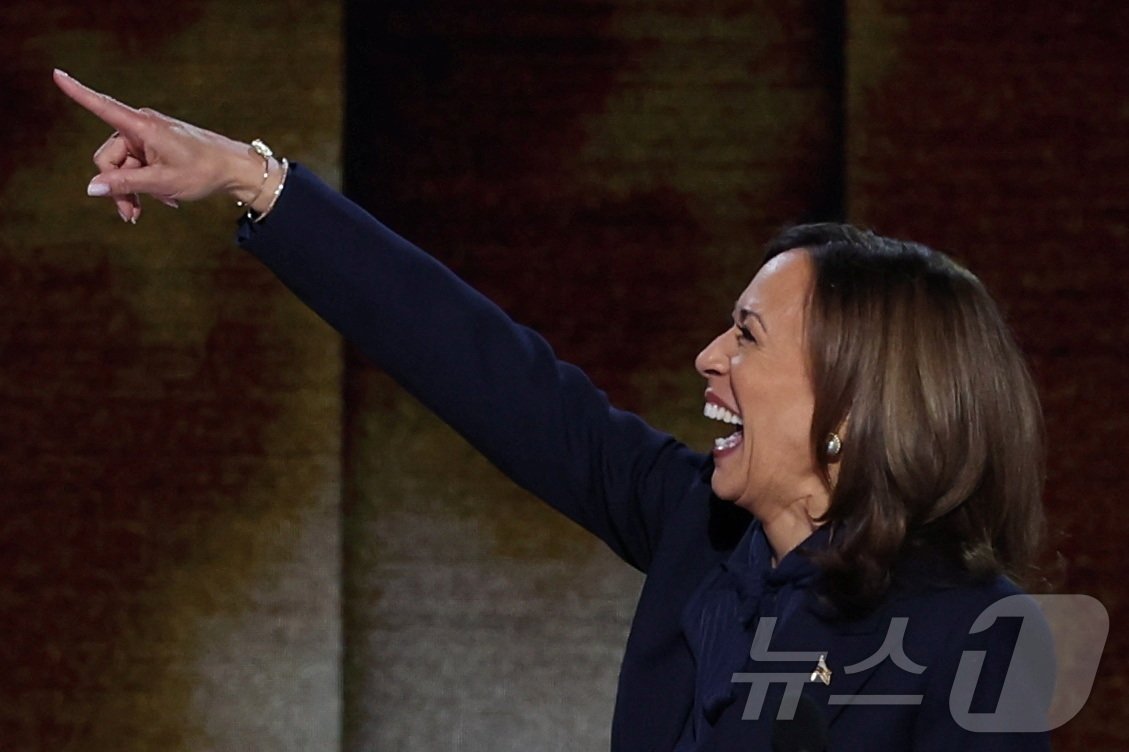 본문 이미지 - 해리스 후보가 어딘가를 가리키며 활짝 웃고 있다. ⓒ 로이터=뉴스1 ⓒ News1 우동명 기자