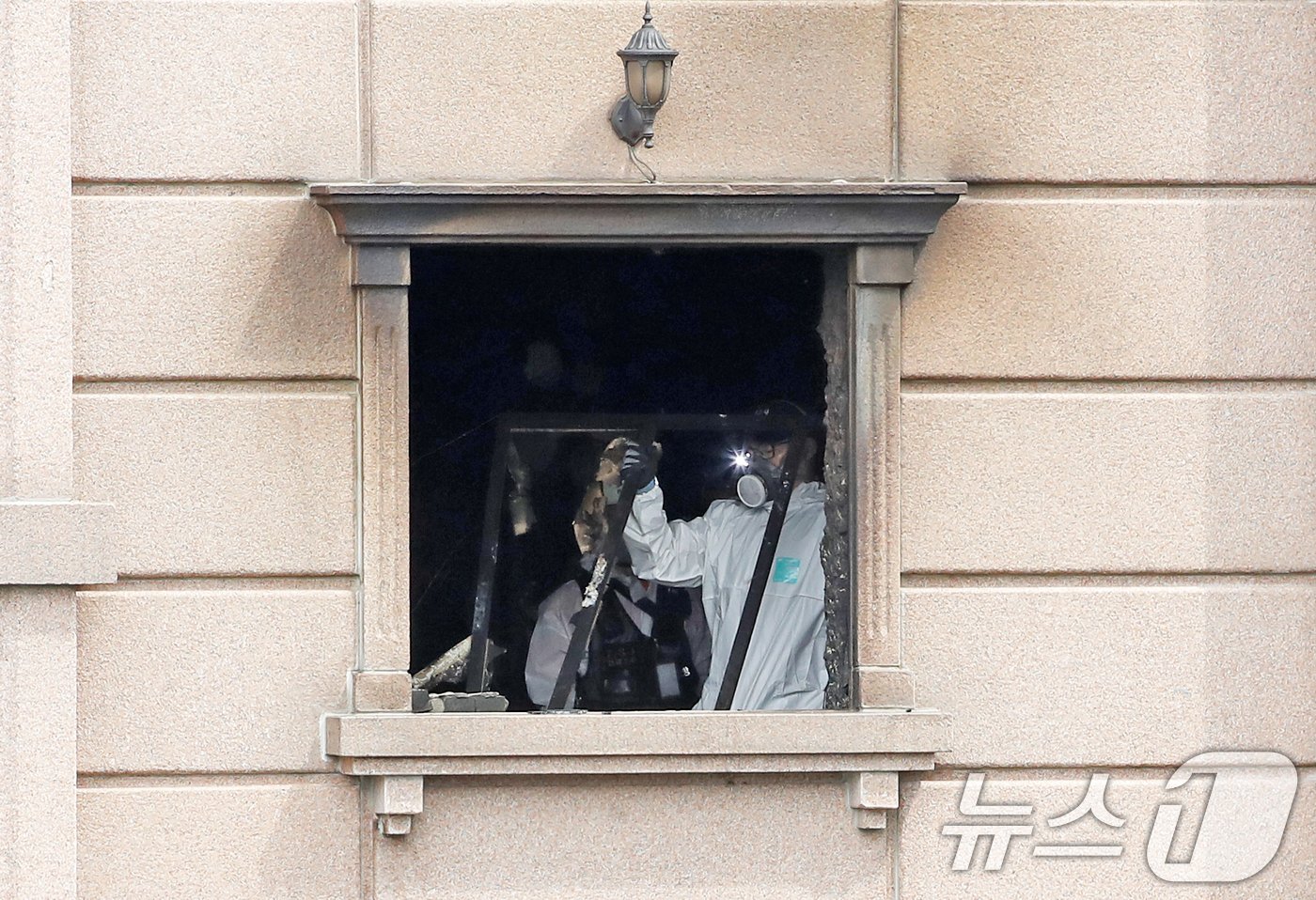 본문 이미지 - 23일 오전 19명의 사상자를 낸 경기 부천시 중동의 한 호텔 화재현장에서 경찰과 소방, 국립과학수사연구원 관계자들이 합동 감식을 하고 있다. 2024.8.23/뉴스1 ⓒ News1 오대일 기자