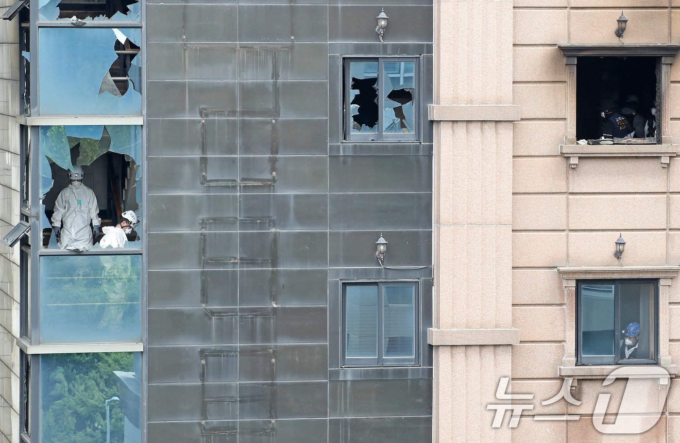 본문 이미지 - 23일 오전 19명의 사상자를 낸 경기 부천시 중동의 한 호텔 화재현장에서 경찰과 소방, 국립과학수사연구원 관계자들이 합동 감식을 하고 있다. 전날 저녁 7시 40분쯤 발생한 이번 화재로 7명이 숨지고 12명이 다쳤다. 현장에는 스프링클러가 설치되지 않아 피해가 커졌다. 2024.8.23/뉴스1 ⓒ News1 오대일 기자