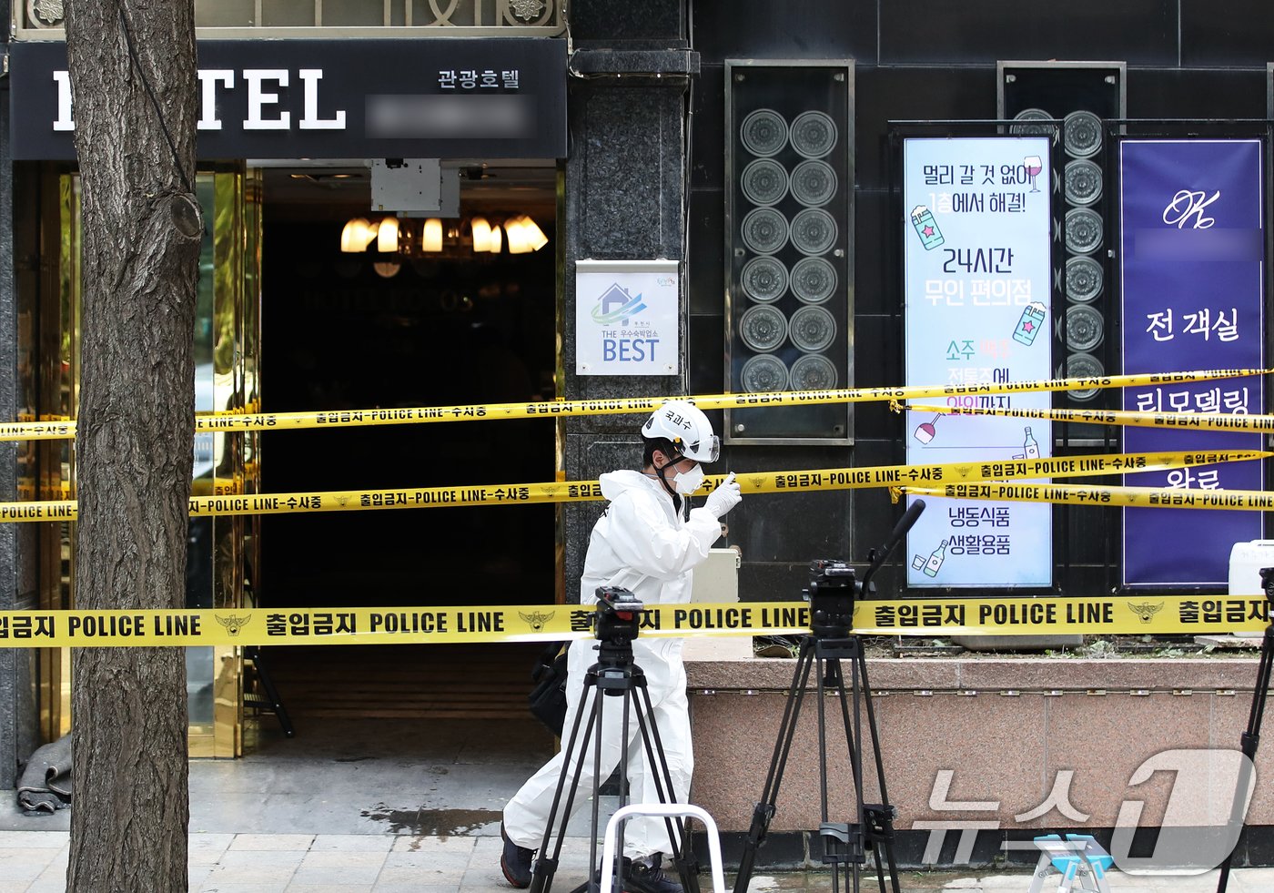 본문 이미지 - 23일 오전 19명의 사상자를 낸 경기 부천시 중동의 한 호텔 화재현장에서 경찰과 소방, 국립과학수사연구원 관계자들이 합동 감식을 하고 있다. 2024.8.23/뉴스1 ⓒ News1 오대일 기자