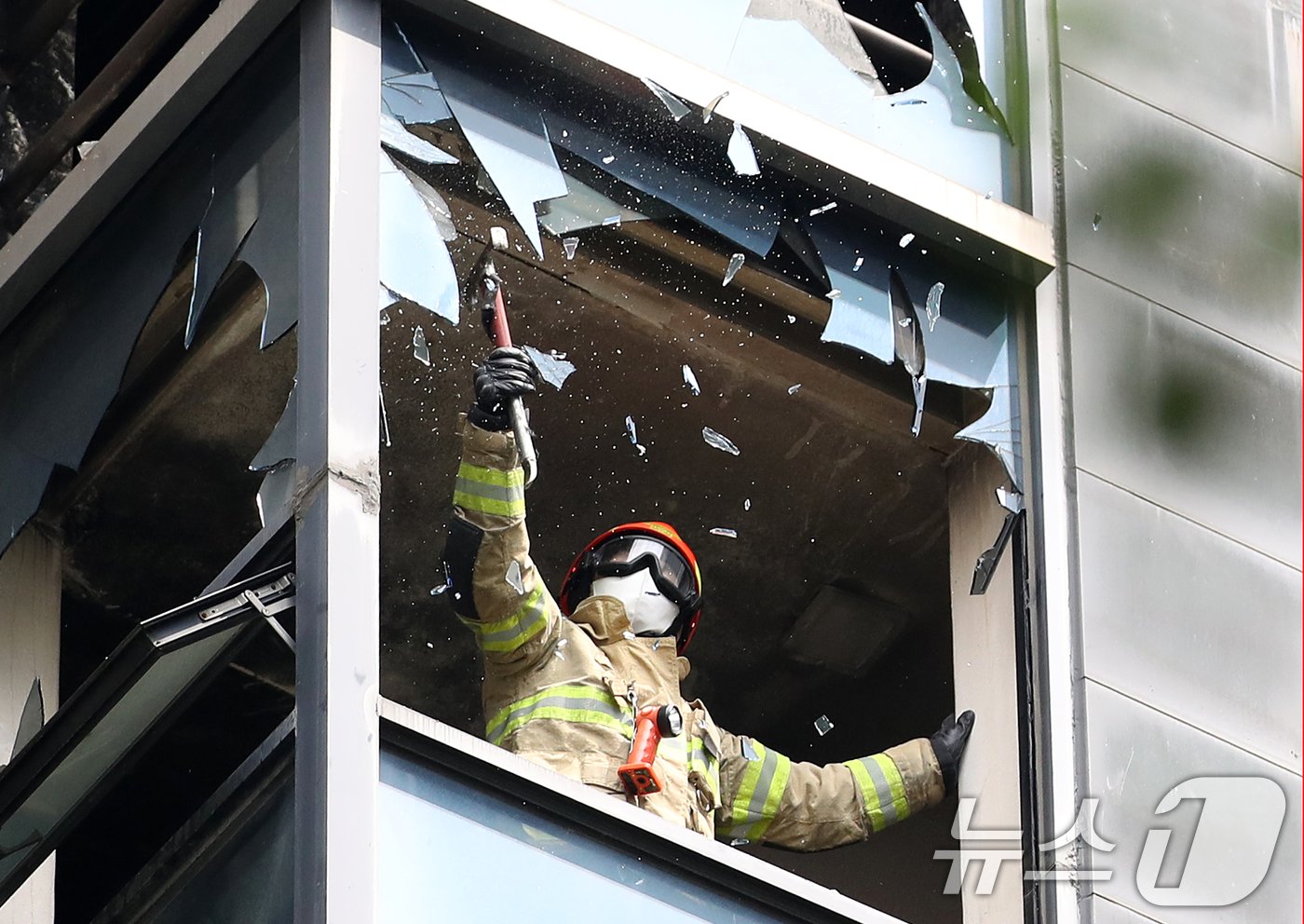 본문 이미지 - 23일 오전 19명의 사상자를 낸 경기 부천시 중동의 한 호텔 화재현장에서 경찰과 소방, 국립과학수사연구원 관계자들이 합동 감식을 하고 있다. 전날 저녁 7시 40분쯤 발생한 이번 화재로 7명이 숨지고 12명이 다쳤다. 현장에는 스프링클러가 설치되지 않아 피해가 커졌다. 2024.8.23/뉴스1 ⓒ News1 오대일 기자