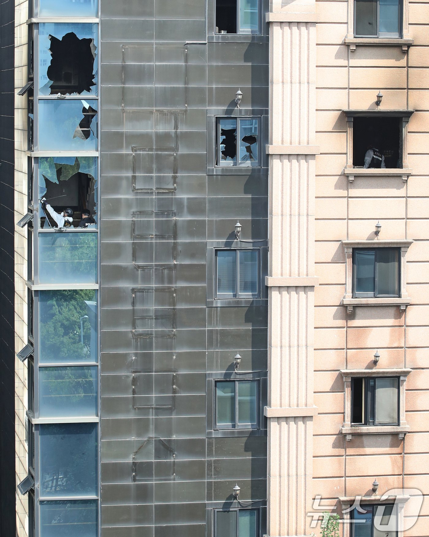 본문 이미지 - 23일 오전 19명의 사상자를 낸 경기 부천시 중동의 한 호텔 화재현장에서 경찰과 소방, 국립과학수사연구원 관계자들이 합동 감식을 하고 있다. 2024.8.23/뉴스1 ⓒ News1 오대일 기자