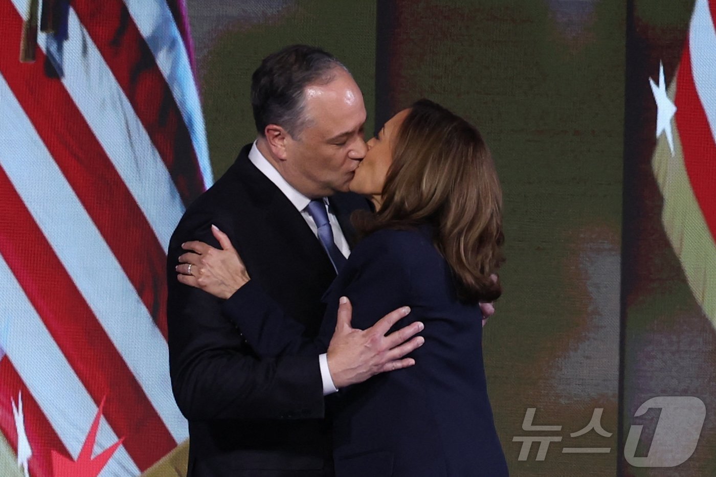 본문 이미지 - 22일(현지시간) 해리스가 남편 더그 엠호프와 입을 맞추고 있다. 2024.08.22 ⓒ 로이터=뉴스1 ⓒ News1 정지윤 기자