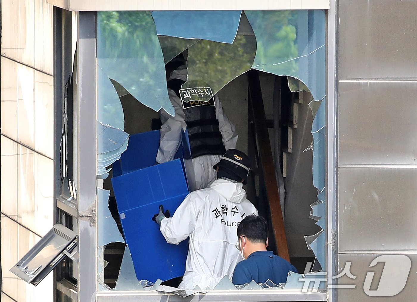 본문 이미지 - 23일 오전 19명의 사상자를 낸 경기 부천시 중동의 한 호텔 화재현장에서 경찰과 소방, 국립과학수사연구원 관계자들이 합동 감식을 하고 있다.  2024.8.23/뉴스1 ⓒ News1 오대일 기자