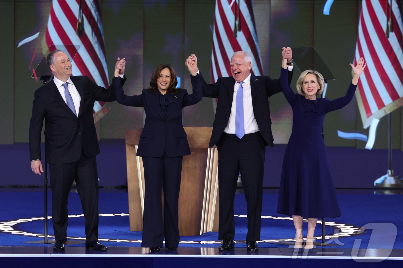 본문 이미지 - 민주당 정-부통령 후보 내외가 함께 손을 들고 있다.  왼쪽부터 더그 엠호프, 카멀라 해리스, 부통령 후보인 팀 월즈 미네소타주 주지사, 그의 부인 그웬 월즈 여사. ⓒ 로이터=뉴스1 ⓒ News1 정지윤 기자