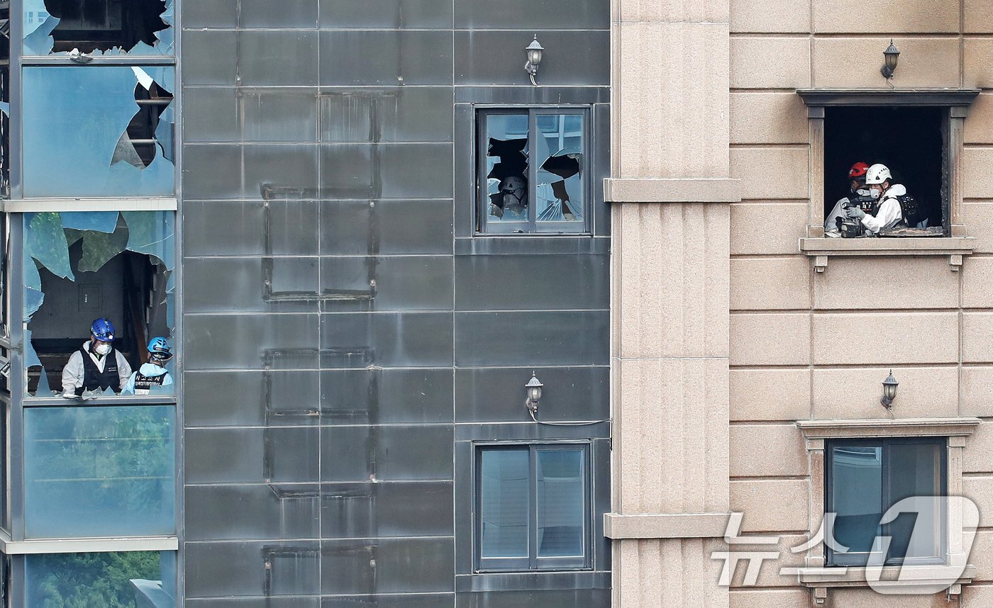 본문 이미지 - 23일 오전 19명의 사상자를 낸 경기 부천시 중동의 한 호텔 화재현장에서 경찰과 소방, 국립과학수사연구원 관계자들이 합동 감식을 하고 있다. 2024.8.23/뉴스1 ⓒ News1 오대일 기자