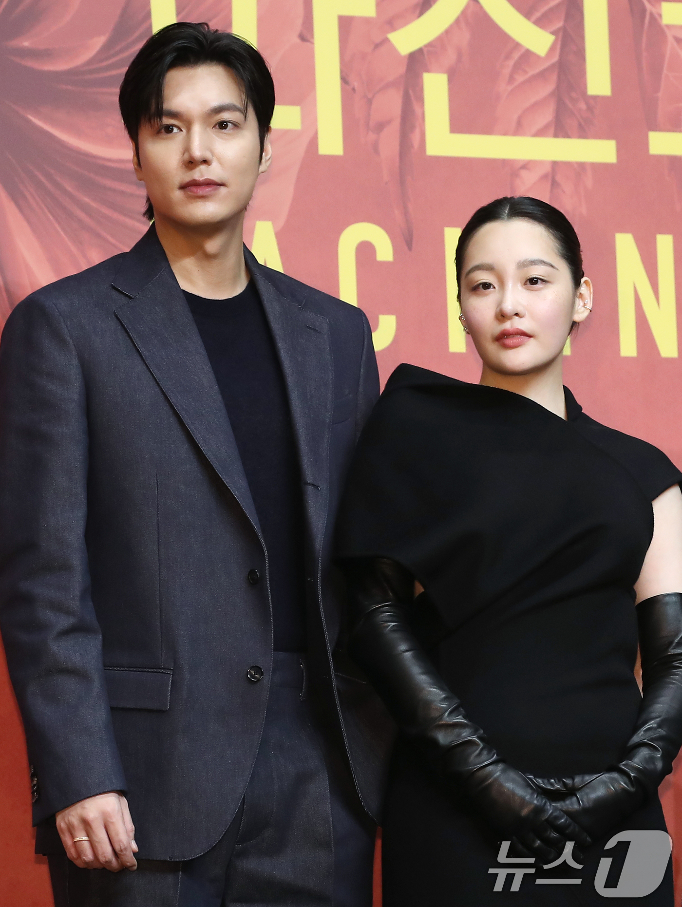 (서울=뉴스1) 권현진 기자 = 배우 이민호와 김민하(오른쪽)가 23일 서울 강남구 그랜드 인터컨티넨탈 서울 파르나스에서 열린 Apple TV+ '파친코' 시즌 2 프레스 컨퍼런스 …