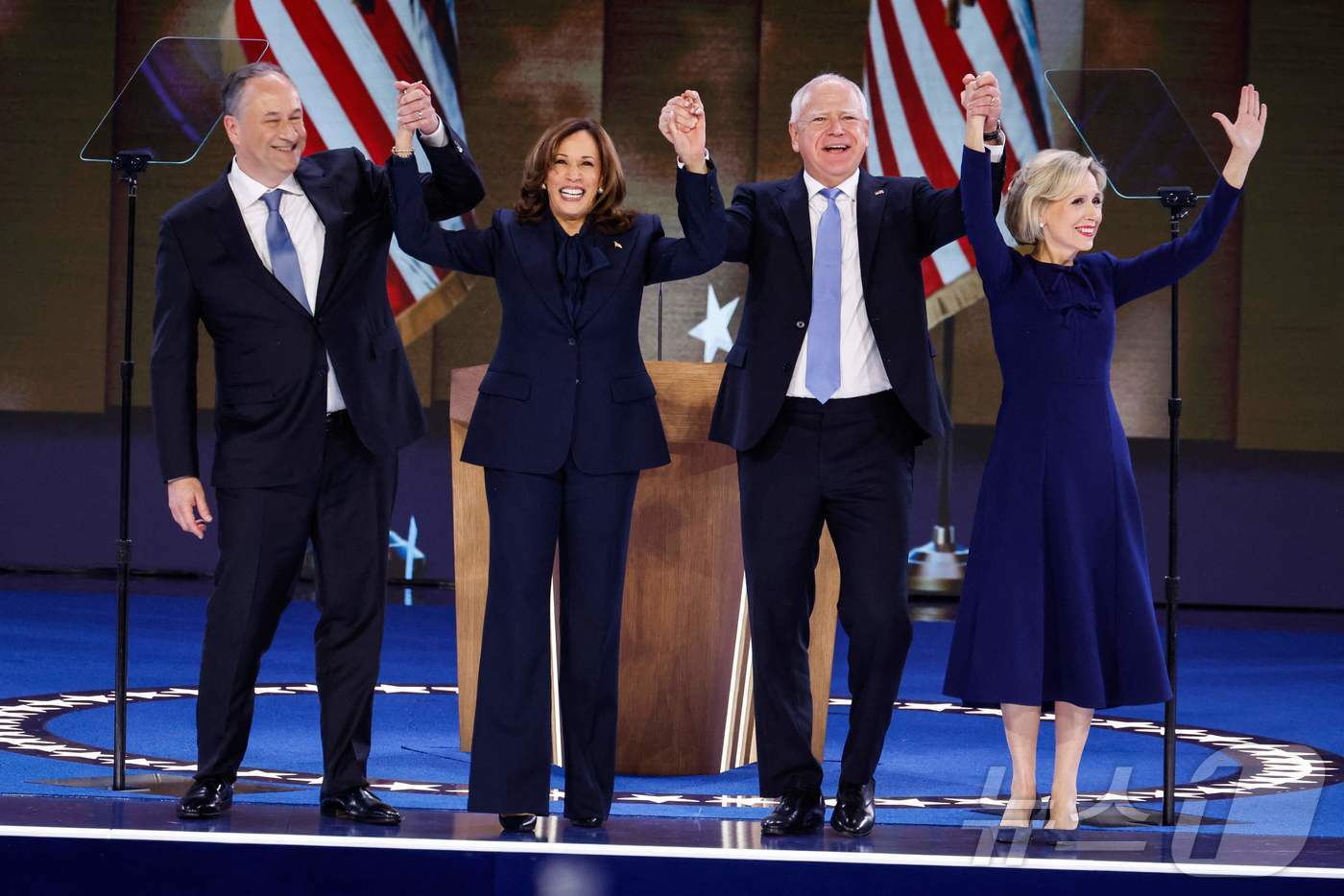 본문 이미지 - 미국 민주당 대통령 후보 카멀라 해리스 부통령과 남편 더그 엠호프가 22일 (현지시간) 일리노이주 시카고의 유나이티드 센터에서 열린 민주당 전당대회 마지막 날 부통령 후보 팀 월즈 , 부인 그웬 월즈 여사와 손을 들고 있다. 2024.08.23 ⓒ AFP=뉴스1 ⓒ News1 우동명 기자