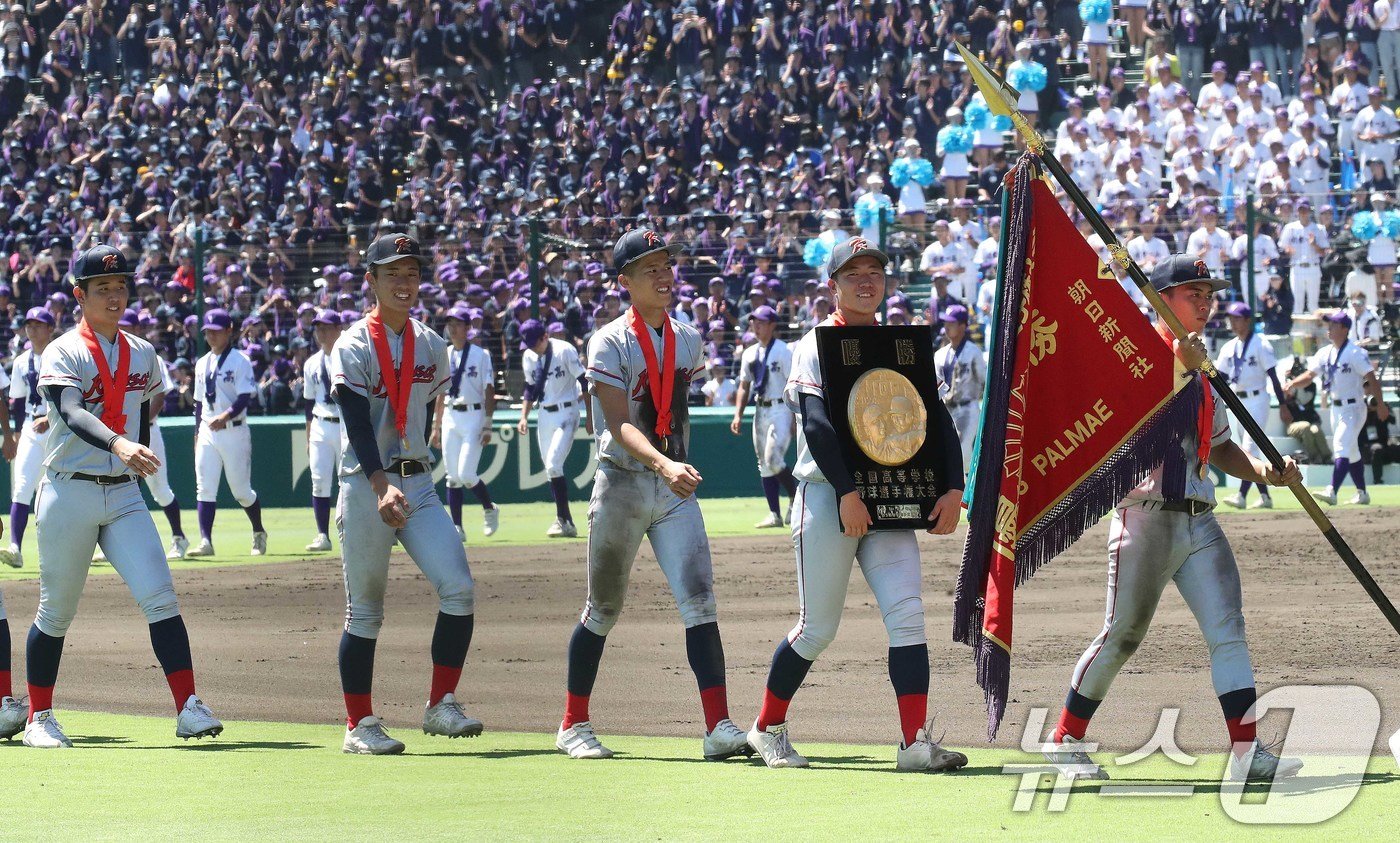 본문 이미지 - 일본 내 한국계 민족학교인 교토국제고교 학생들이 23일 일본 효고현 니시노미야 한신 고시엔구장에서 열린 전국고교야구선수권대회(여름 고시엔) 교토국제고교와 간토다이이치고교 결승전에서 우승기와 상패를 들고 그라운드를 돌고 있다. 이날 경기는 교토국제고교 연장 10회 승부치기 끝에 간토다이이치고교 2-1로 꺾고 우승했다. 2024.8.23/뉴스1 ⓒ News1 임세영 기자
