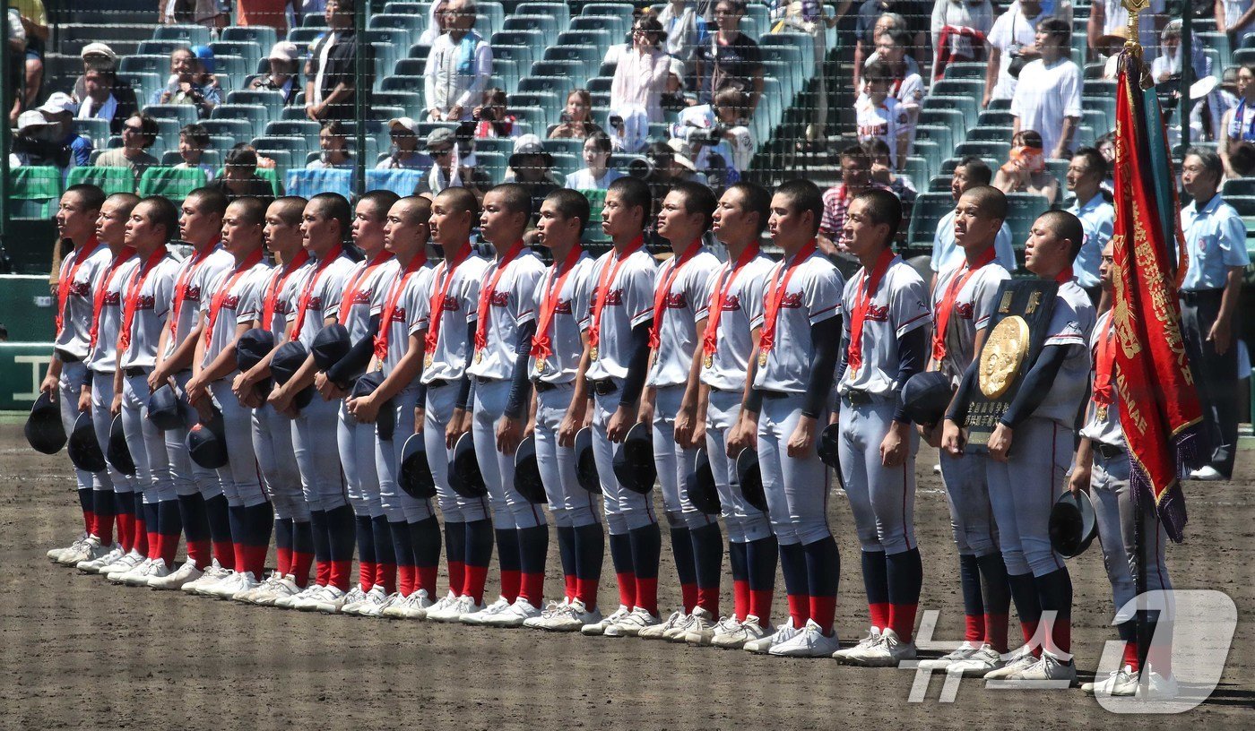 일본 내 한국계 민족학교인 교토국제고교 학생들이 23일 일본 효고현 니시노미야 한신 고시엔구장에서 열린 전국고교야구선수권대회&#40;여름 고시엔&#41; 교토국제고교와 간토다이이치고교 결승전에서 우승기와 상패를 들고 그라운드를 바라보고 있다. 이날 경기는 교토국제고교 연장 10회 승부치기 끝에 간토다이이치고교 2-1로 꺾고 우승했다. 2024.8.23/뉴스1 ⓒ News1 임세영 기자