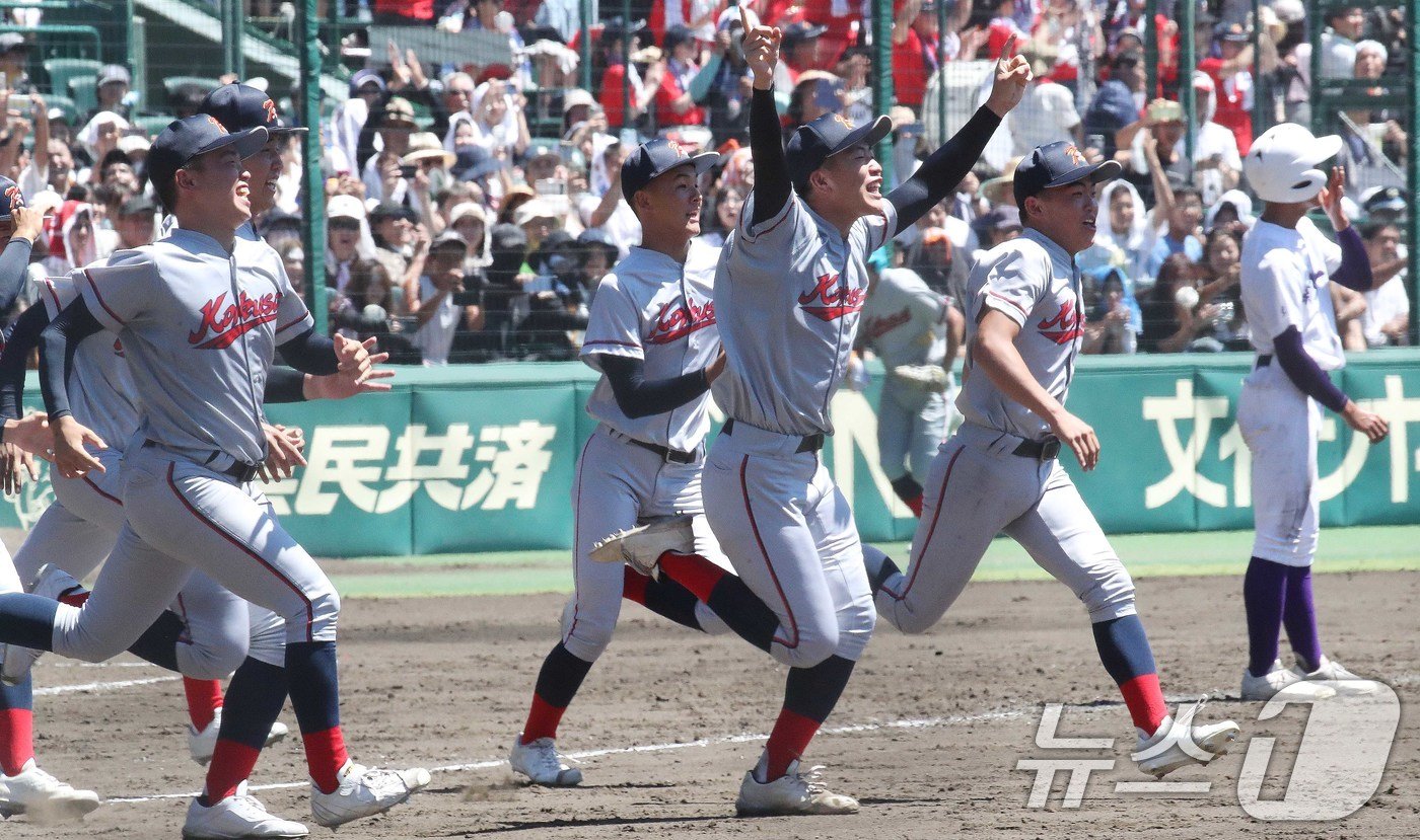 본문 이미지 - 일본 내 한국계 민족학교인 교토국제고교 학생들이 23일 일본 효고현 니시노미야 한신 고시엔구장에서 열린 전국고교야구선수권대회(여름 고시엔) 교토국제고교와 간토다이이치고교 결승전에서 연장 10회 승부치기 끝에 2-1로 승리를 거두고 환호하고 있다. 2024.8.23/뉴스1 ⓒ News1 임세영 기자