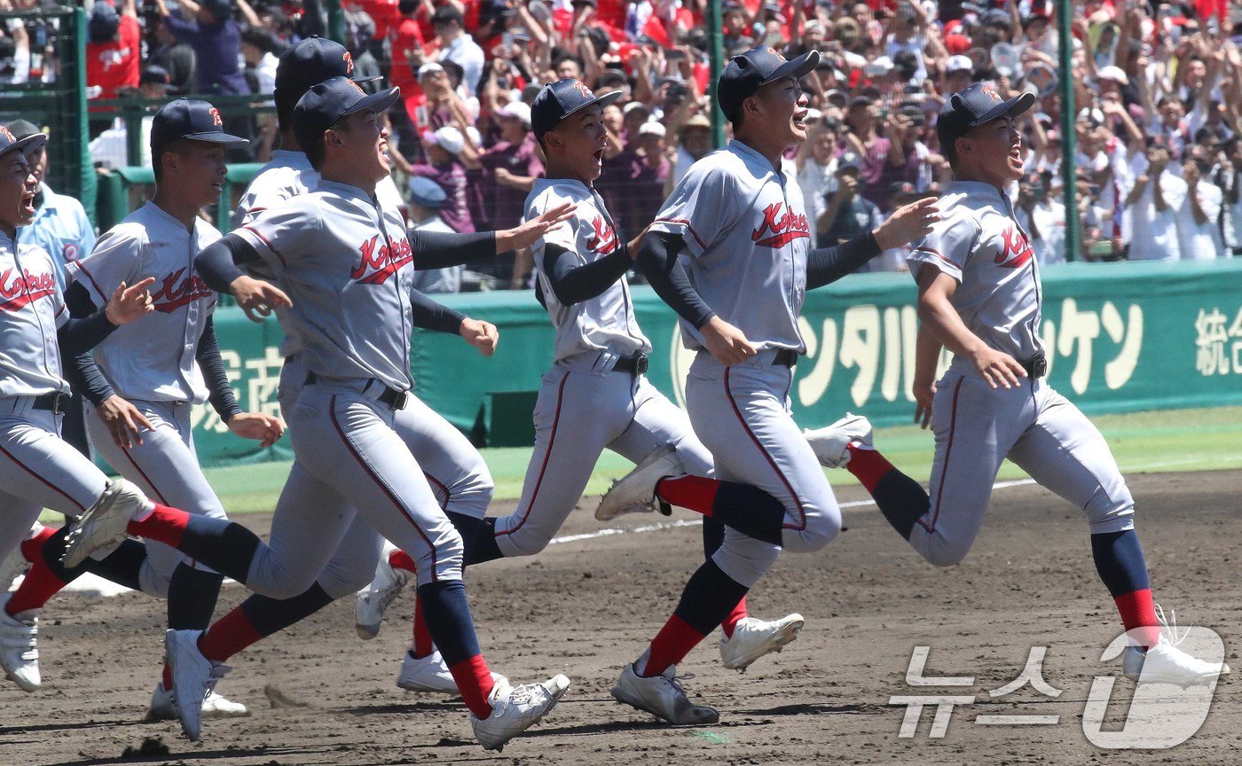 본문 이미지 - 일본 내 한국계 민족학교인 교토국제고교 학생들이 23일 일본 효고현 니시노미야 한신 고시엔구장에서 열린 전국고교야구선수권대회(여름 고시엔) 교토국제고교와 간토다이이치고교 결승전에서 연장 10회 승부치기 끝에 2-1로 승리를 거두고 환호하고 있다. 2024.8.23/뉴스1 ⓒ News1 임세영 기자
