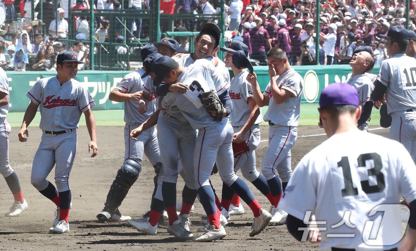본문 이미지 - 일본 내 한국계 민족학교인 교토국제고교 학생들이 23일 일본 효고현 니시노미야 한신 고시엔구장에서 열린 전국고교야구선수권대회(여름 고시엔) 교토국제고교와 간토다이이치고교 결승전에서 연장 10회 승부치기 끝에 2-1로 승리를 거두고 환호하고 있다. 2024.8.23/뉴스1 ⓒ News1 임세영 기자