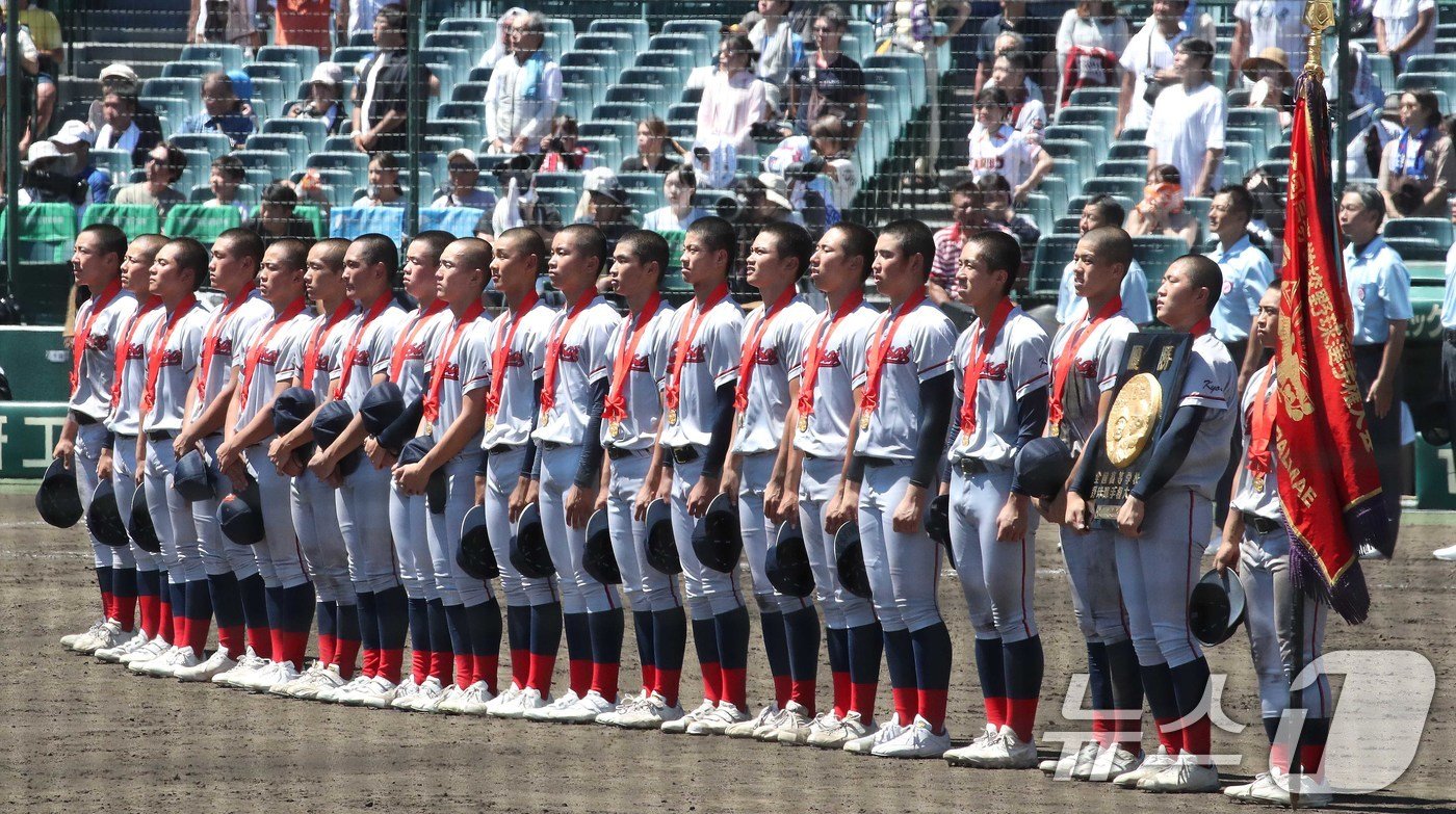 본문 이미지 - 일본 내 한국계 민족학교인 교토국제고교 학생들이 23일 일본 효고현 니시노미야 한신 고시엔구장에서 열린 전국고교야구선수권대회(여름 고시엔) 교토국제고교와 간토다이이치고교 결승전에서 우승기와 상패를 들고 그라운드를 바라보고 있다. 이날 경기는 교토국제고교 연장 10회 승부치기 끝에 간토다이이치고교 2-1로 꺾고 우승했다. 2024.8.23/뉴스1 ⓒ News1 임세영 기자