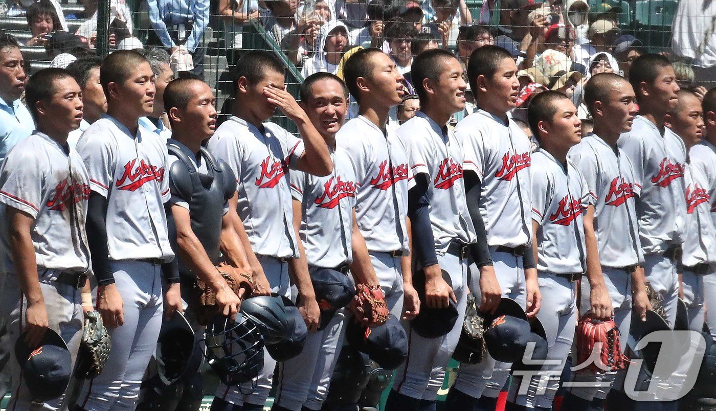 본문 이미지 - 일본 내 한국계 민족학교인 교토국제고교 학생들이 23일 일본 효고현 니시노미야 한신 고시엔구장에서 열린 전국고교야구선수권대회(여름 고시엔) 교토국제고교와 간토다이이치고교 결승전에서 연장 10회 승부치기 끝에 2-1로 승리를 거두고 한국어 교가를 부르고 있다. 2024.8.23/뉴스1 ⓒ News1 임세영 기자