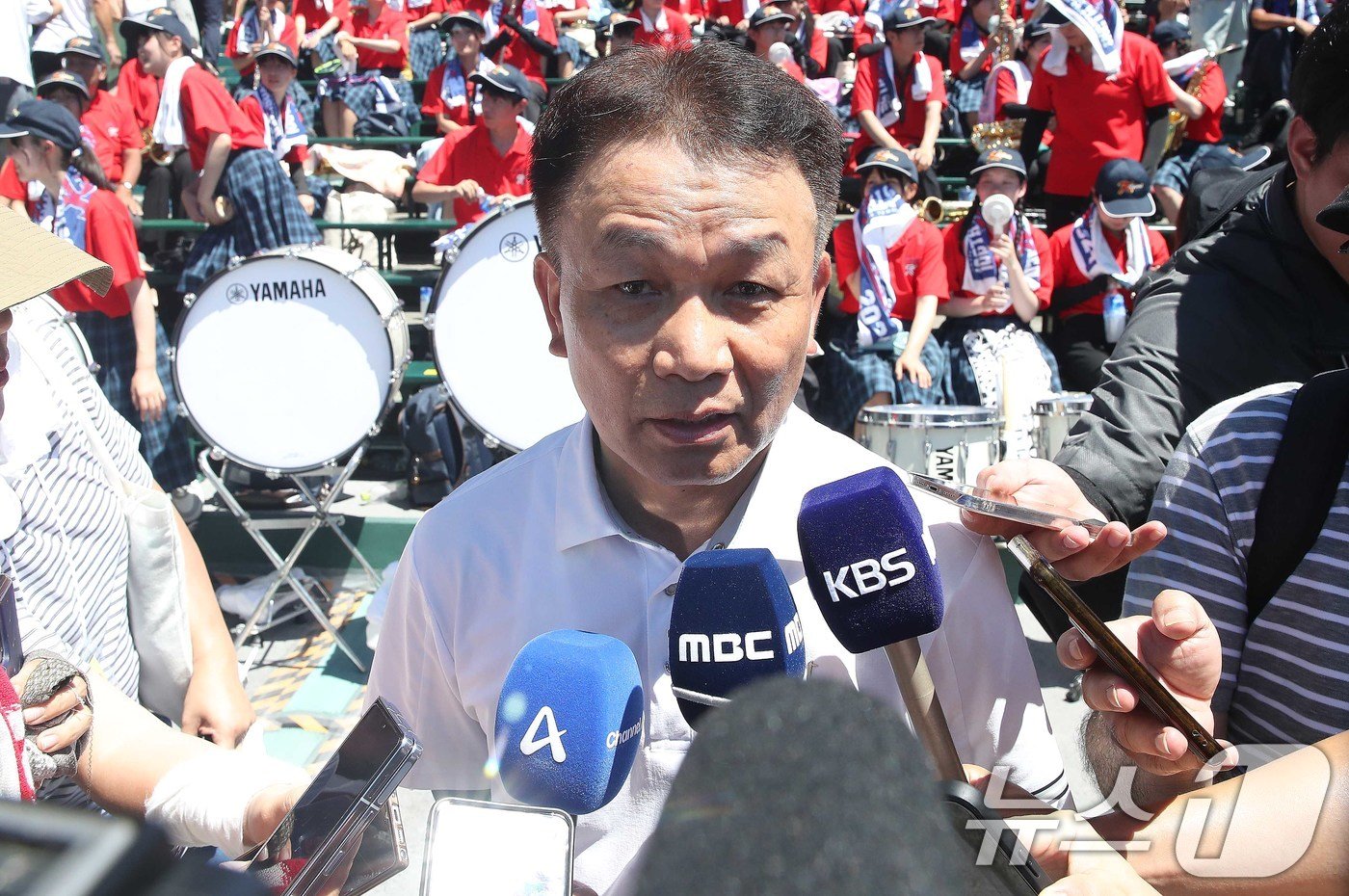 본문 이미지 - 일본 내 한국계 민족학교인 교토국제고교 백승환 교장이 23일 일본 효고현 니시노미야 한신 고시엔구장에서 열린 전국고교야구선수권대회(여름 고시엔) 교토국제고교와 간토다이이치고교 결승전에서 취재진과 인터뷰를 하고 있다. 이날 경기는 교토국제고교 연장 10회 승부치기 끝에 간토다이이치고교 2-1로 꺾고 우승했다. 2024.8.23/뉴스1 ⓒ News1 임세영 기자