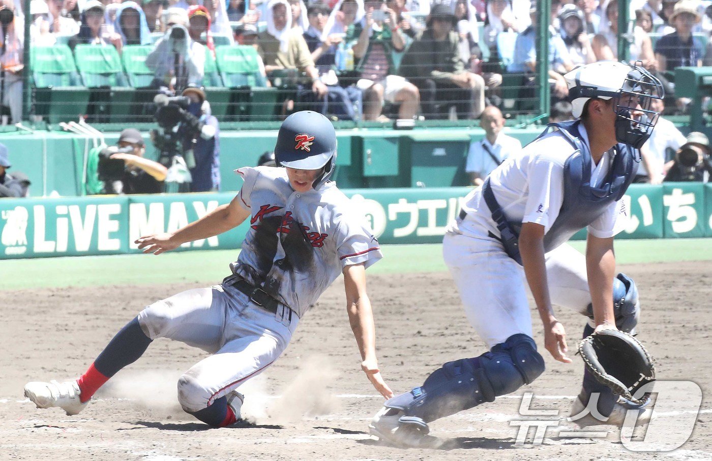 본문 이미지 - 일본 내 한국계 민족학교인 교토국제고교 시미즈 우타가 23일 일본 효고현 니시노미야 한신 고시엔구장에서 열린 전국고교야구선수권대회(여름 고시엔) 교토국제고교와 간토다이이치고교 결승전 연장 10회 득점을 올리고 있다. 이날 경기는 교토국제고교 연장 10회 승부치기 끝에 간토다이이치고교 2-1로 꺾고 우승했다. 2024.8.23/뉴스1 ⓒ News1 임세영 기자