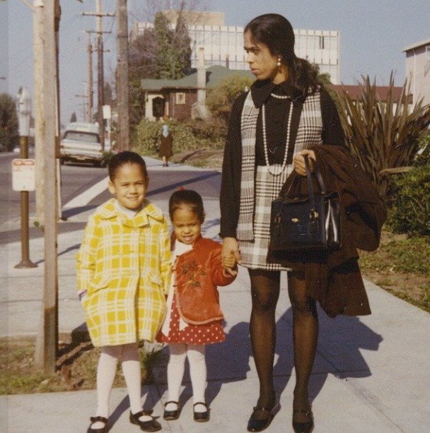 본문 이미지 - 미국 민주당 대선후보 카멀라 해리스 부통령이 지난 5월 자신의 소셜미디어 페이스북을 통해 공개한 사진으로 어린 시절 인도계 어머니 샤말라 고팔란 여사가 자신과 여동생 마야 해리스를 데리고 다니는 모습이 담겼다(페이스북 'Kamala Harris' 갈무리). 2024.05.12.