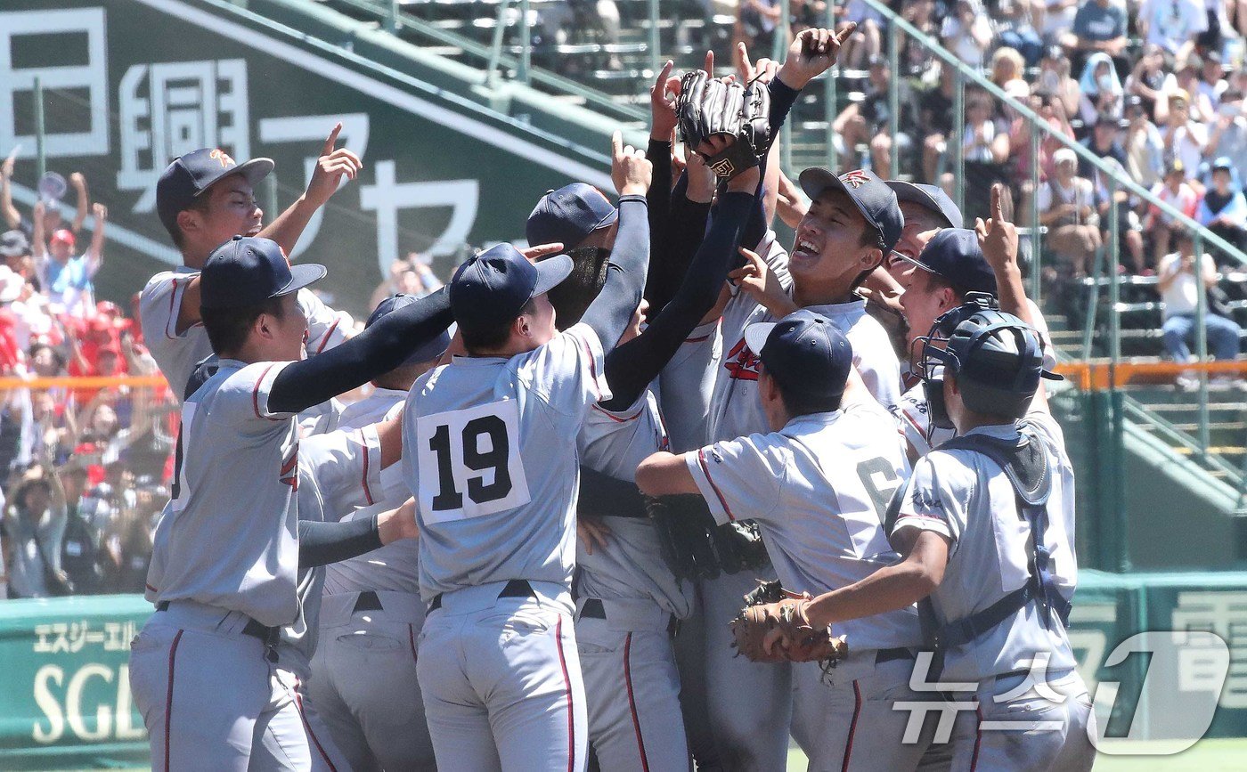 본문 이미지 - 일본 내 한국계 민족학교인 교토국제고교 학생들이 23일 일본 효고현 니시노미야 한신 고시엔구장에서 열린 전국고교야구선수권대회(여름 고시엔) 교토국제고교와 간토다이이치고교 결승전에서 연장 10회 승부치기 끝에 2-1로 승리를 거두고 환호하고 있다. 2024.8.23/뉴스1 ⓒ News1 임세영 기자