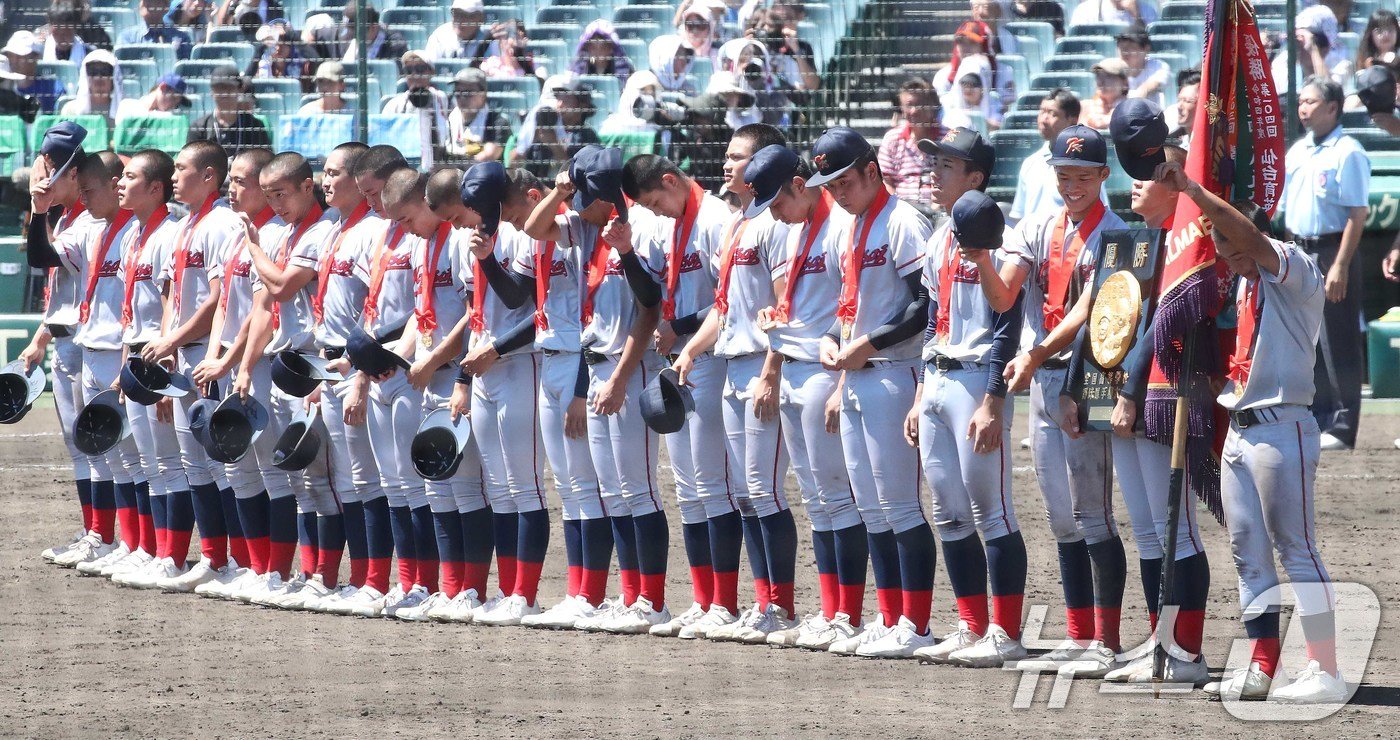 본문 이미지 - 일본 내 한국계 민족학교인 교토국제고교 학생들이 23일 일본 효고현 니시노미야 한신 고시엔구장에서 열린 전국고교야구선수권대회(여름 고시엔) 교토국제고교와 간토다이이치고교 결승전 시상식에서 우승 메달을 목에 걸고 기뻐하고 있다. 이날 경기는 교토국제고교 연장 10회 승부치기 끝에 간토다이이치고교 2-1로 꺾고 우승했다. 2024.8.23/뉴스1 ⓒ News1 임세영 기자