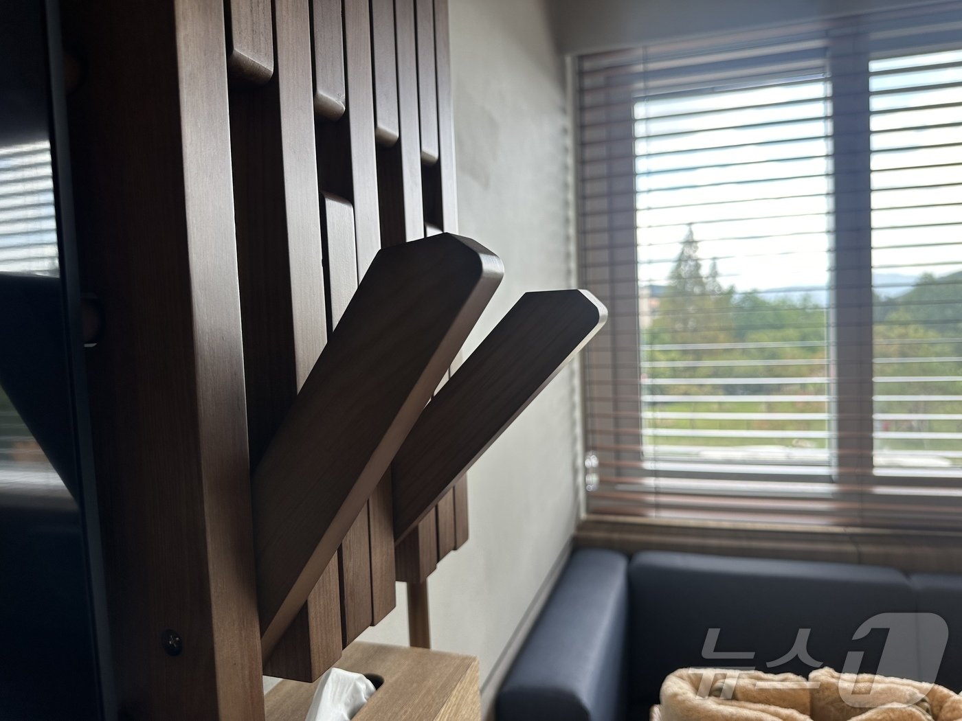 본문 이미지 -  디스플레이 유닛은 다양한 물건을 걸 수 있도록 설계돼 있다ⓒ News1 윤슬빈 기자