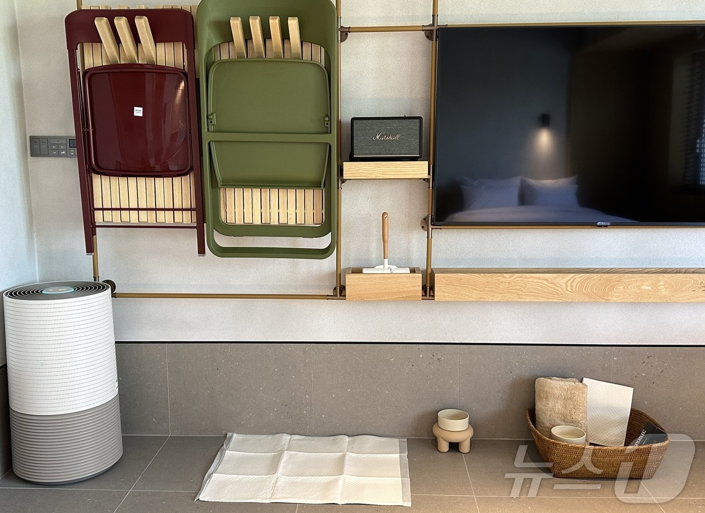 본문 이미지 - 의자, 스피커, 먼지 제거용 '돌돌이 테이프'를 정리한 디스플레이 유닛과 반려견 전용 배변 패드와 담요, 식기ⓒ News1 윤슬빈 기자