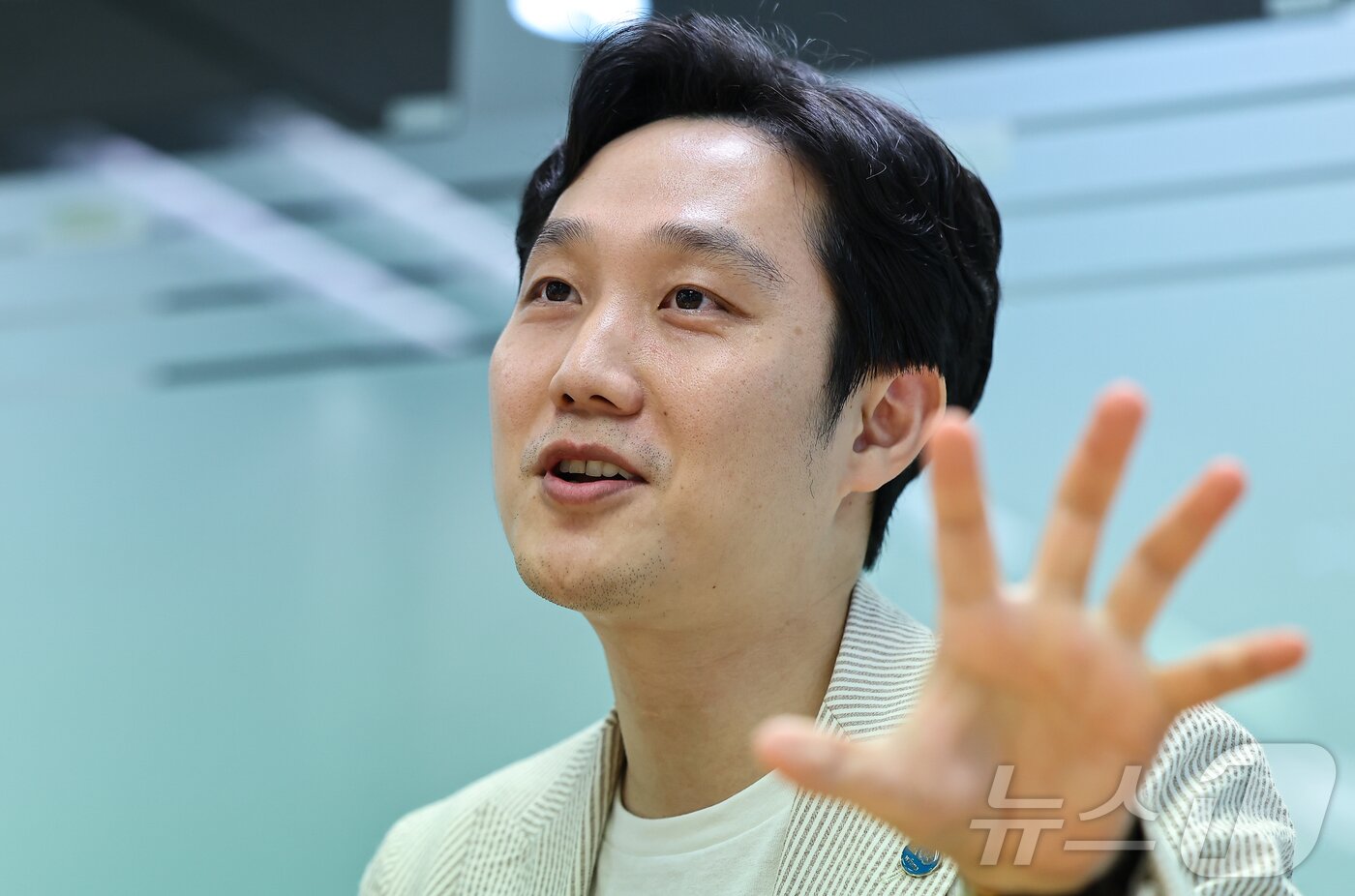 본문 이미지 - 김용재 유엔협회세계연맹 사무국장이 23일 서울 종로구 뉴스1 본사에서 인터뷰를 갖고 있다. 2024.8.23/뉴스1 ⓒ News1 김도우 기자
