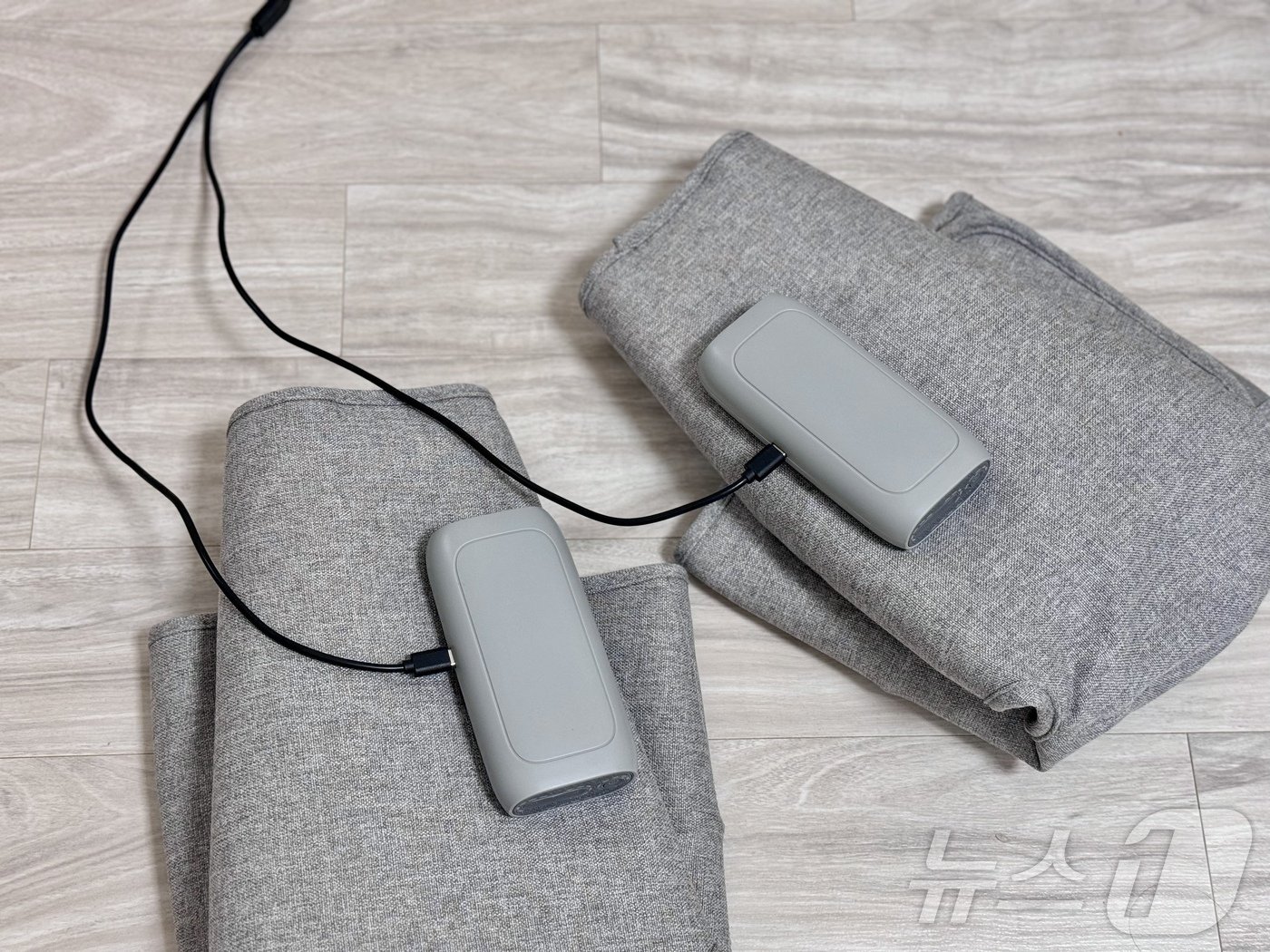 본문 이미지 - 코지마의 종아리허벅지 마사지기 '리에너'를 팔에 착용하고 에어셀이 부푸는 모습을 관찰하고 있다. ⓒ News1 이민주 기자