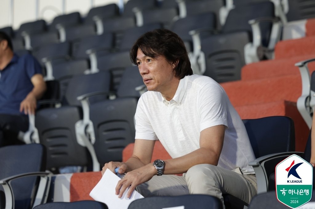 본문 이미지 - 홍명보 축구 대표팀 감독이 K리그 현장을 찾아 선수들을 점검하고 있다. (한국프로축구연맹 제공)