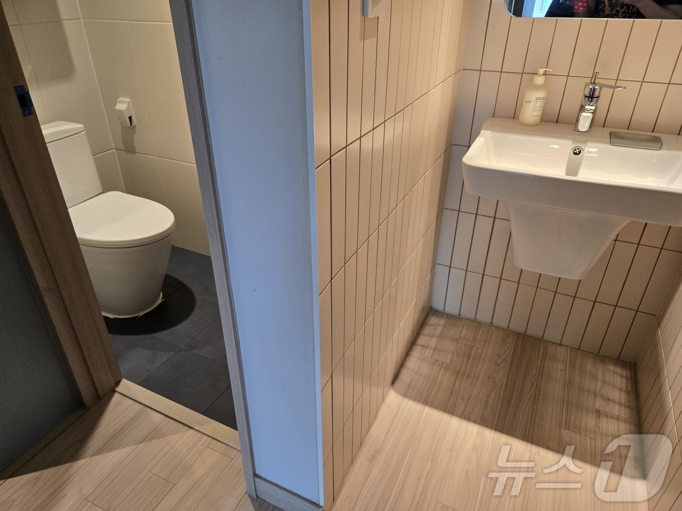 본문 이미지 - '맹그로브 신촌' 내부 모습. 건식 세면대와 샤워실, 화장실이 분리돼 있다.