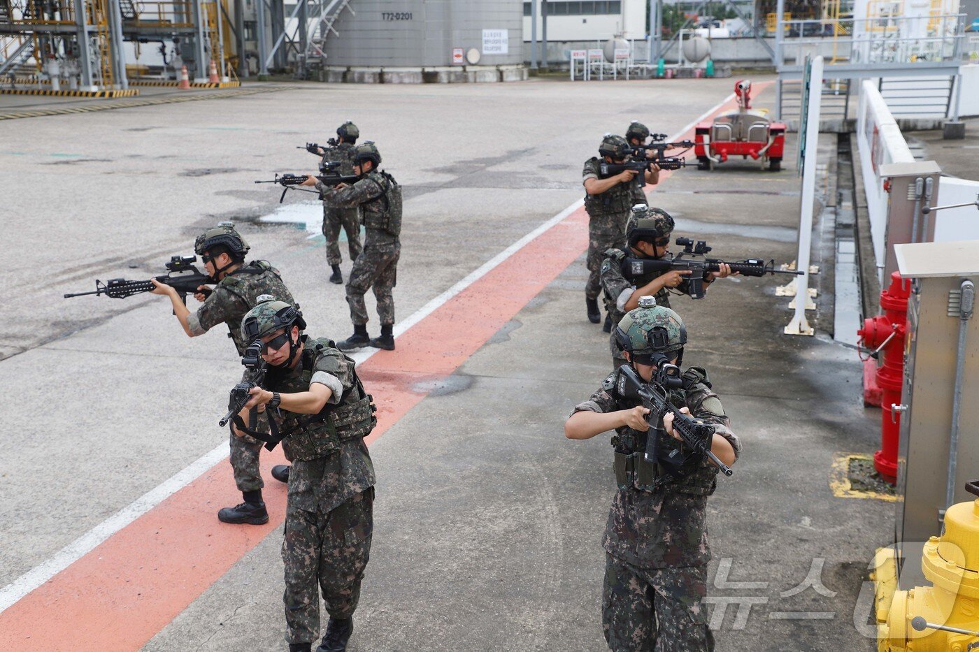 본문 이미지 - 22일 육군 제31보병사단이 GS칼텍스 목포물류센터에서 작계시행훈련을 실시하고 있다.(육군 31사단 제공)2024.8.23/뉴스1 