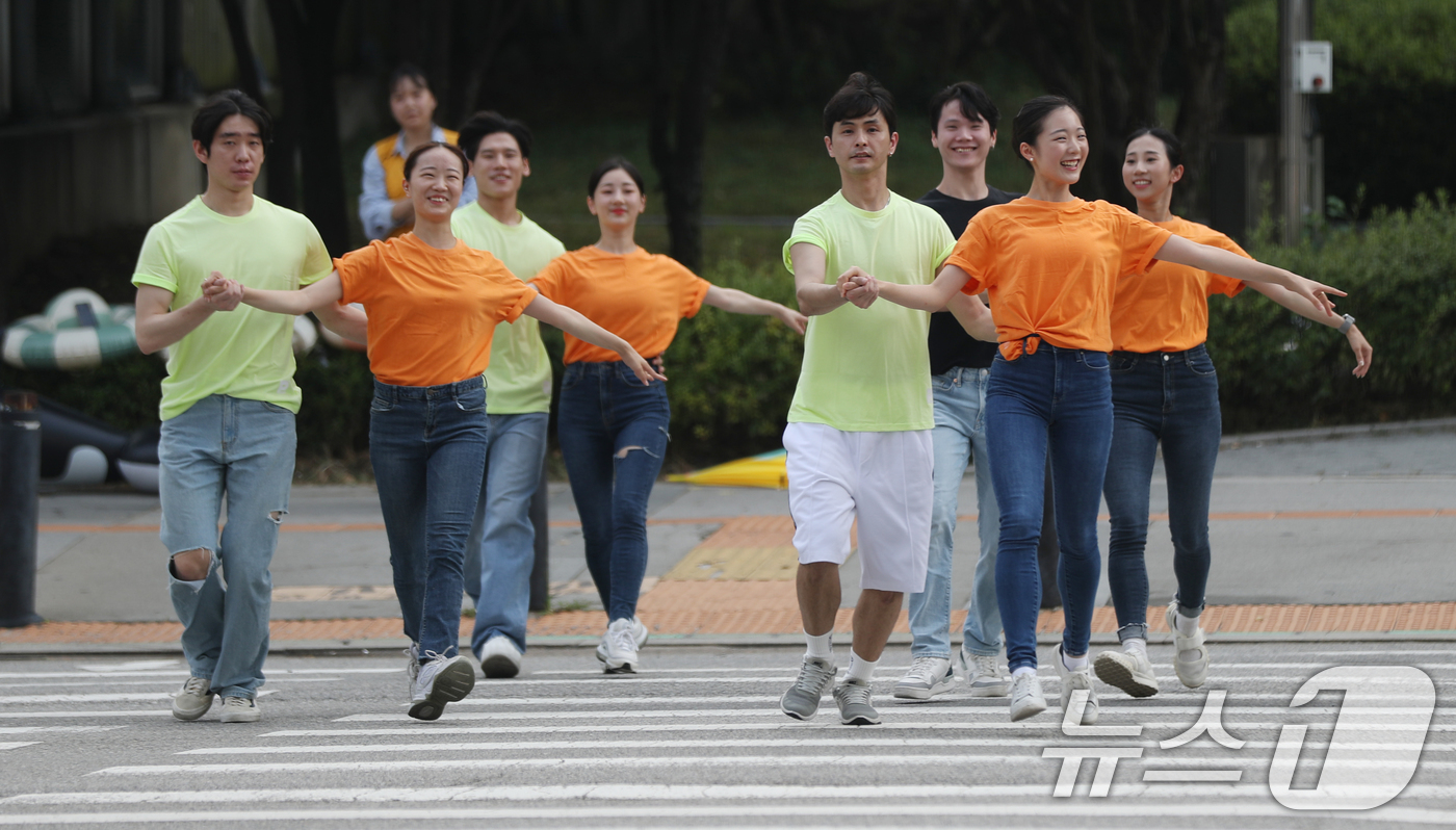 (수원=뉴스1) 김영운 기자 = 23일 오후 경기 수원시 영통구 광교중앙로 사거리 횡단보도에서 발레 단원들이 2024 제10회 수원발레축제의 일환으로 '발레 in 횡단보도' 거리공 …