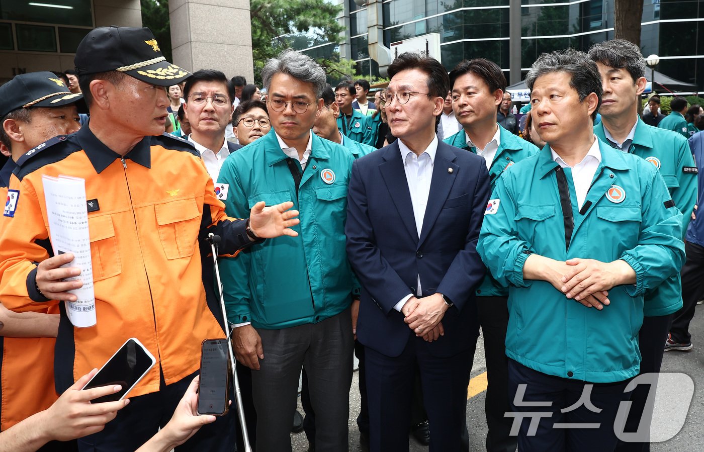 본문 이미지 - 더불어민주당 김민석 최고위원을 비롯한 윤건영 의원 등이 23일 오후 경기 부천시 숙박시설 화재 현장에 도착해 현장을 둘러보고 있다. 2024.8.23/뉴스1 ⓒ News1 김민지 기자