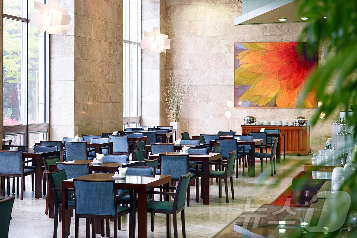 본문 이미지 - 과거 스위트호텔 경주 로비 레스토랑. (교원그룹 제공)