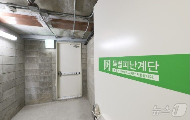 본문 이미지 -  특별피난계단 예시 모습 (교통안전공단 블로그 갈무리)  