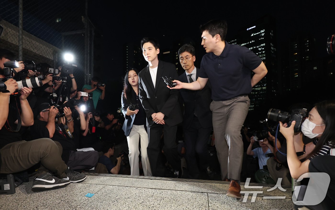 본문 이미지 - '전동스쿠터 음주운전' 혐의를 받고 있는 그룹 방탄소년단(BTS)의 멤버 슈가(본명 민윤기)가 23일 서울 용산경찰서에 출석하고 있다. 슈가는 지난 6일 밤 11시 15분쯤 서울 용산구 한남동 자택 인근에서 술을 마시고 전동 스쿠터를 탄 혐의를 받는다. 2024.8.23/뉴스1 ⓒ News1 김성진 기자