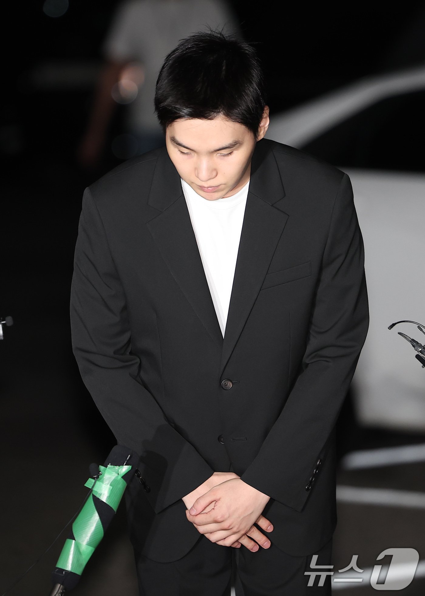 본문 이미지 - '전동스쿠터 음주운전' 혐의를 받고 있는 그룹 방탄소년단(BTS)의 멤버 슈가(본명 민윤기)가 23일 서울 용산경찰서에 출석하고 있다. 슈가는 지난 6일 밤 11시 15분쯤 서울 용산구 한남동 자택 인근에서 술을 마시고 전동 스쿠터를 탄 혐의를 받는다.  2024.8.23/뉴스1 ⓒ News1 김성진 기자