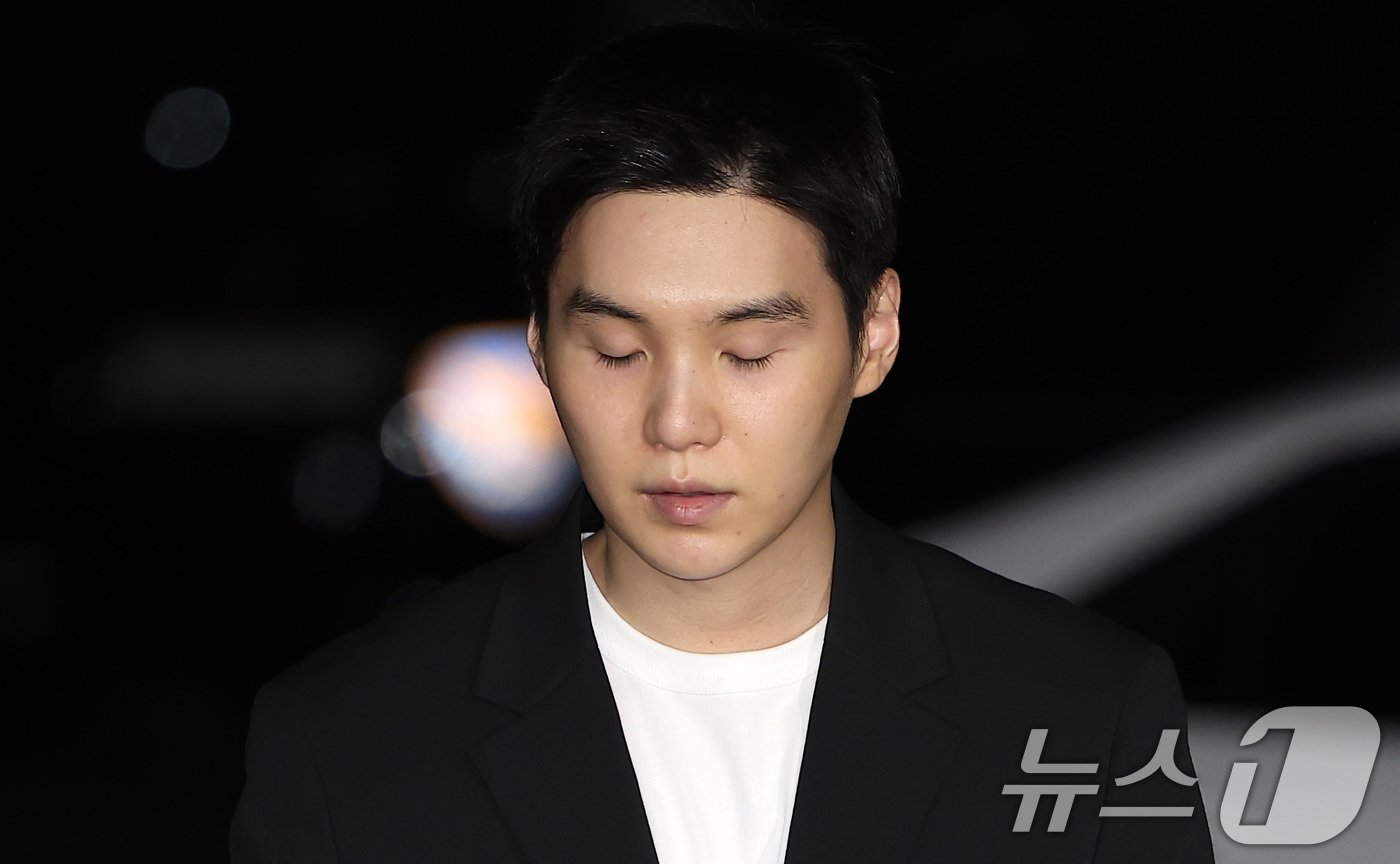 본문 이미지 - '전동스쿠터 음주운전' 혐의를 받고 있는 그룹 방탄소년단(BTS)의 멤버 슈가(본명 민윤기)가 23일 서울 용산경찰서에 출석하고 있다. 슈가는 지난 6일 밤 11시 15분쯤 서울 용산구 한남동 자택 인근에서 술을 마시고 전동 스쿠터를 탄 혐의를 받는다.  2024.8.23/뉴스1 ⓒ News1 김성진 기자