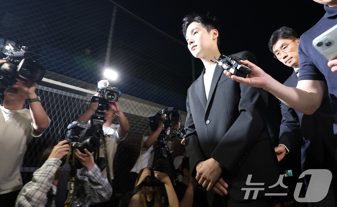 본문 이미지 - '전동스쿠터 음주운전' 혐의를 받고 있는 그룹 방탄소년단(BTS)의 멤버 슈가(본명 민윤기)가 23일 서울 용산경찰서에 출석하고 있다. 슈가는 지난 6일 밤 11시 15분쯤 서울 용산구 한남동 자택 인근에서 술을 마시고 전동 스쿠터를 탄 혐의를 받는다. 슈가가 전동 스쿠터를 몰다가 넘어진 채로 경찰에 발견됐을 당시 혈중알코올농도 수치는 0.227%로 '만취 상태'였던 것으로 나타났다. 한편 슈가는 현재 사회복무요원으로 대체 근무 중이며, 소집해제일은 내년 6월이다. 2024.8.23/뉴스1 ⓒ News1 김성진 기자