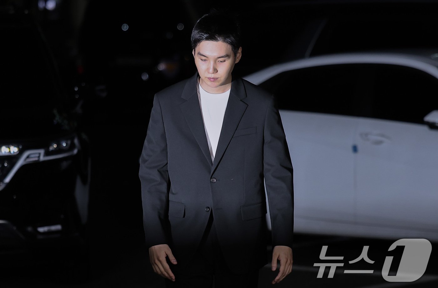 본문 이미지 - '전동스쿠터 음주운전' 혐의를 받고 있는 그룹 방탄소년단(BTS)의 멤버 슈가(본명 민윤기)가 23일 서울 용산경찰서에 출석하고 있다. 슈가는 지난 6일 밤 11시 15분쯤 서울 용산구 한남동 자택 인근에서 술을 마시고 전동 스쿠터를 탄 혐의를 받는다. 2024.8.23/뉴스1 ⓒ News1 김성진 기자