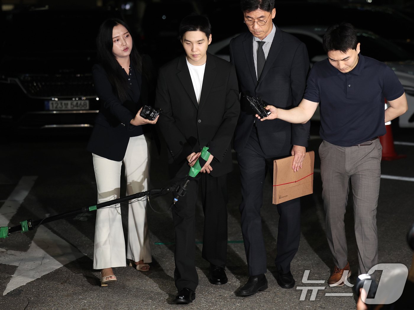 본문 이미지 - '전동스쿠터 음주운전' 혐의를 받고 있는 그룹 방탄소년단(BTS)의 멤버 슈가(본명 민윤기)가 23일 서울 용산경찰서에 출석하고 있다. 슈가는 지난 6일 밤 11시 15분쯤 서울 용산구 한남동 자택 인근에서 술을 마시고 전동 스쿠터를 탄 혐의를 받는다. 2024.8.23/뉴스1 ⓒ News1 김성진 기자