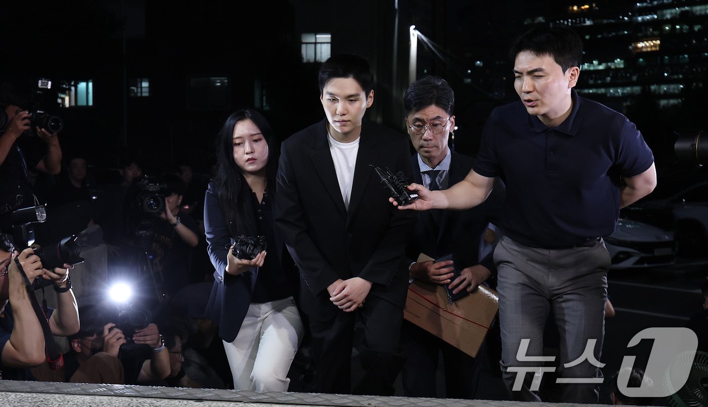 본문 이미지 - '전동스쿠터 음주운전' 혐의를 받고 있는 그룹 방탄소년단(BTS)의 멤버 슈가(본명 민윤기)가 23일 서울 용산경찰서에 출석하고 있다. 슈가는 지난 6일 밤 11시 15분쯤 서울 용산구 한남동 자택 인근에서 술을 마시고 전동 스쿠터를 탄 혐의를 받는다. 2024.8.23/뉴스1 ⓒ News1 김성진 기자