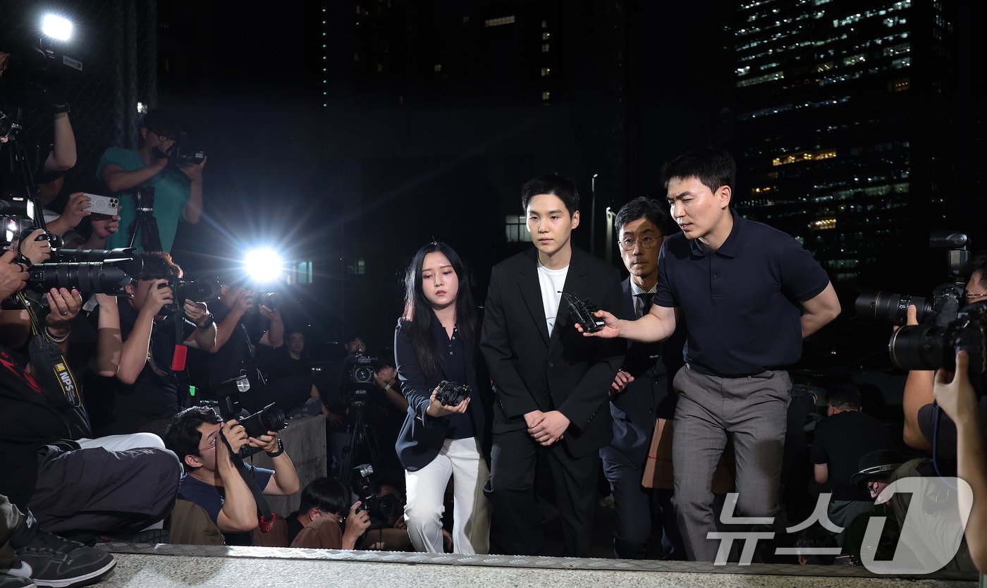 본문 이미지 - '전동스쿠터 음주운전' 혐의를 받고 있는 그룹 방탄소년단(BTS)의 멤버 슈가(본명 민윤기)가 23일 서울 용산경찰서에 출석하고 있다. 슈가는 지난 6일 밤 11시 15분쯤 서울 용산구 한남동 자택 인근에서 술을 마시고 전동 스쿠터를 탄 혐의를 받는다. 2024.8.23/뉴스1 ⓒ News1 김성진 기자