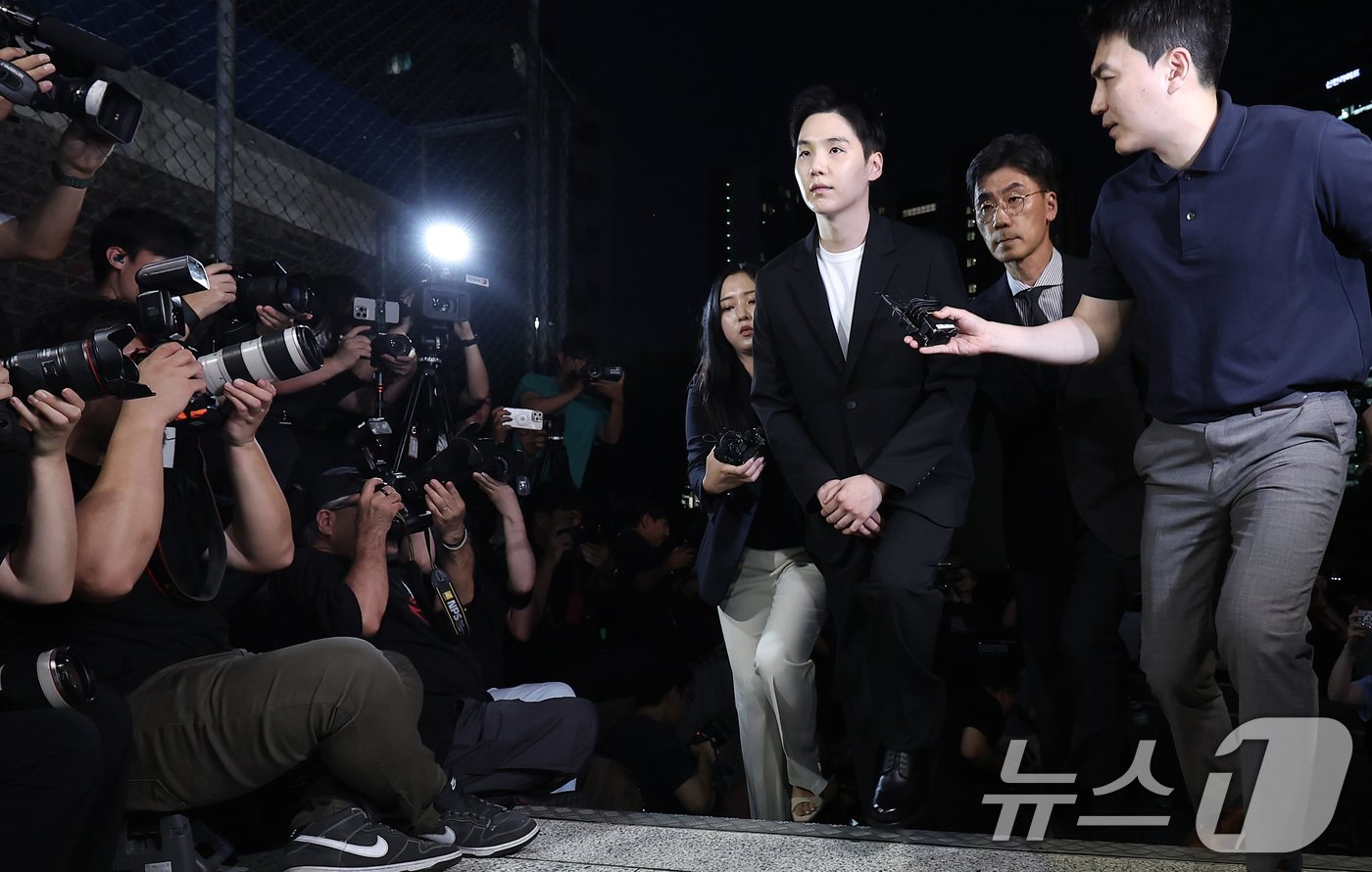 본문 이미지 - '전동스쿠터 음주운전' 혐의를 받고 있는 그룹 방탄소년단(BTS)의 멤버 슈가(본명 민윤기)가 23일 서울 용산경찰서에 출석하고 있다. 슈가는 지난 6일 밤 11시 15분쯤 서울 용산구 한남동 자택 인근에서 술을 마시고 전동 스쿠터를 탄 혐의를 받는다. 2024.8.23/뉴스1 ⓒ News1 김성진 기자