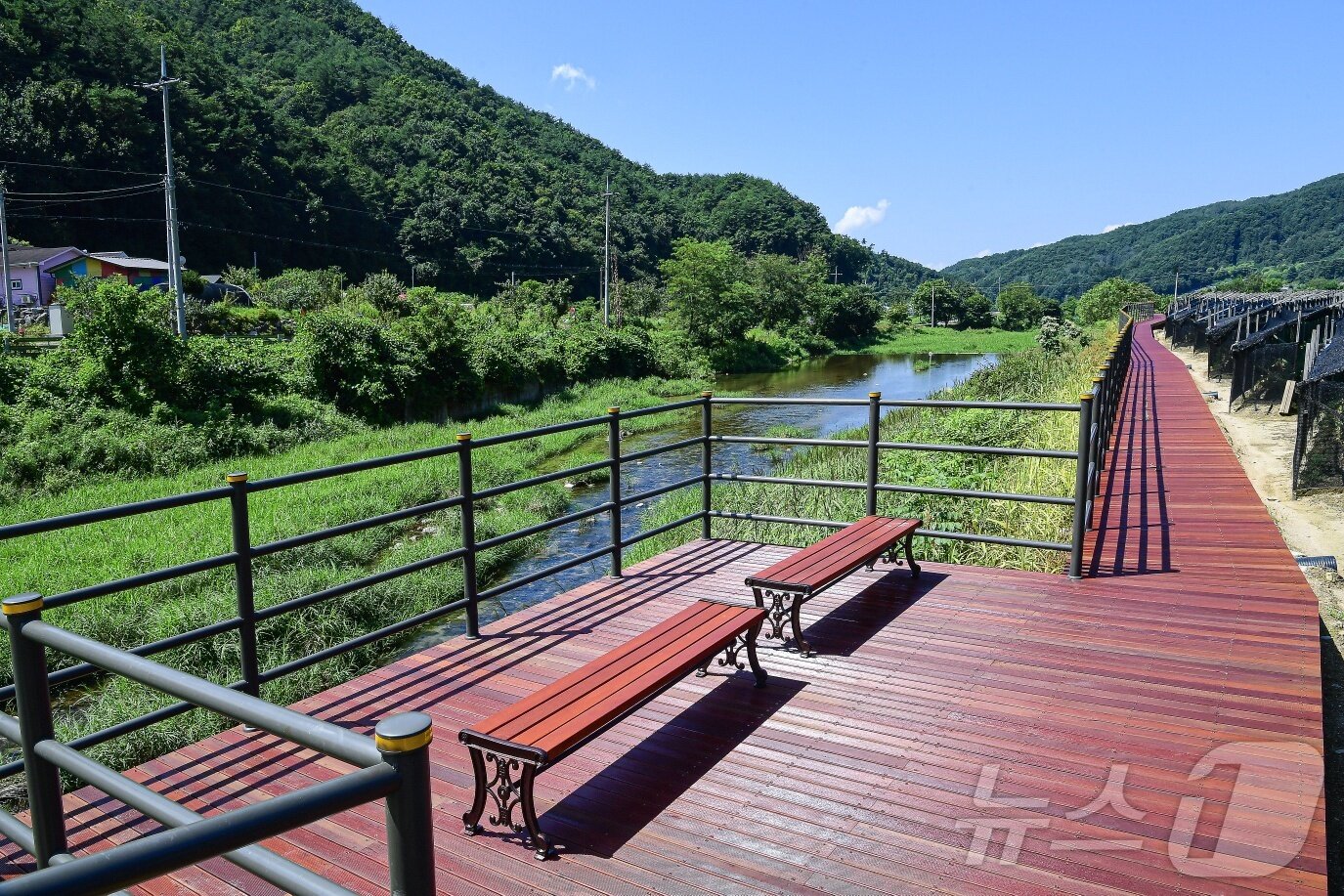 본문 이미지 - 강원 횡성군이 이달 영화 ‘님아 그 강을 건너지 마오’로 알려진 청일면 고시리에 새로운 산책로를 만들어 개방했다. (횡성군 제공) 2024.8.24/뉴스1