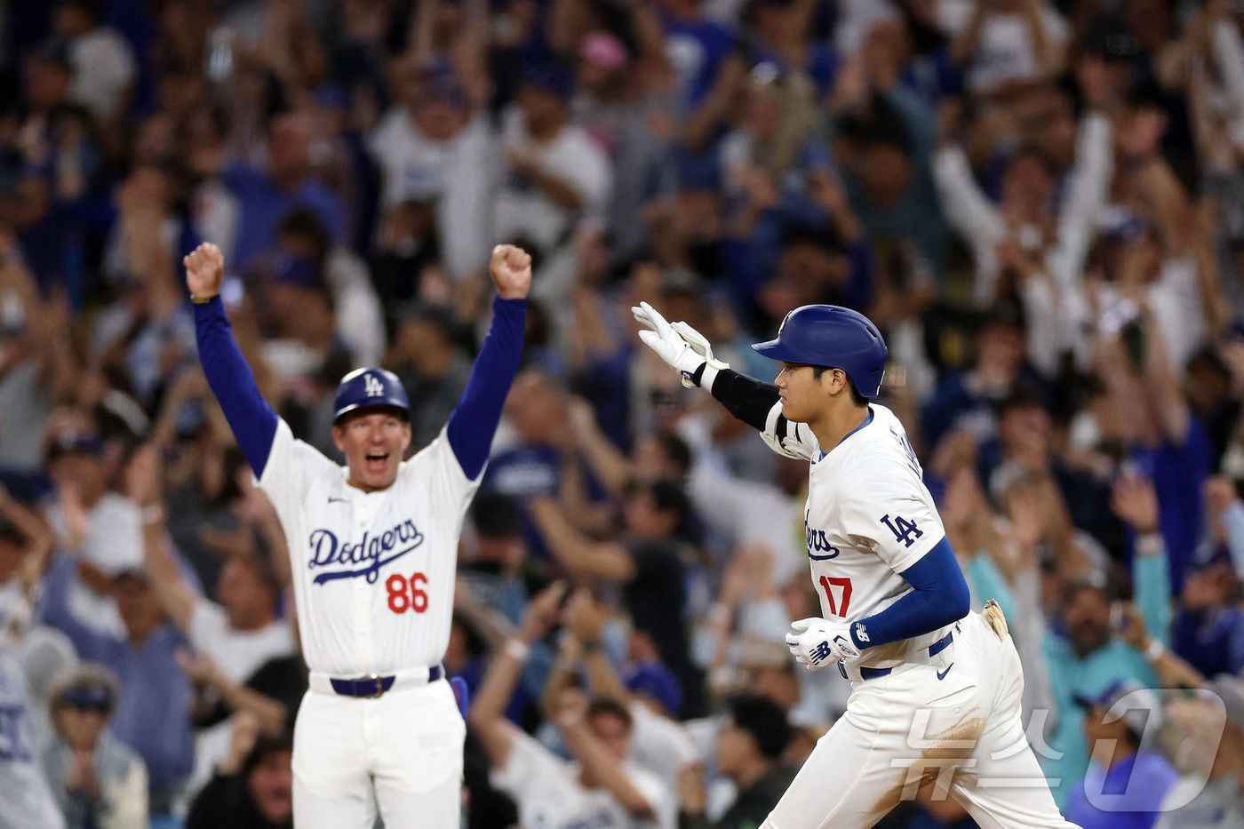 본문 이미지 - LA 다저스 오타니 쇼헤이가 24일(한국시간) 열린 메이저리그 탬파베이 레이스전에서 9회 끝내기 홈런을 친 뒤 1루를 돌고 있다. ⓒ AFP=뉴스1