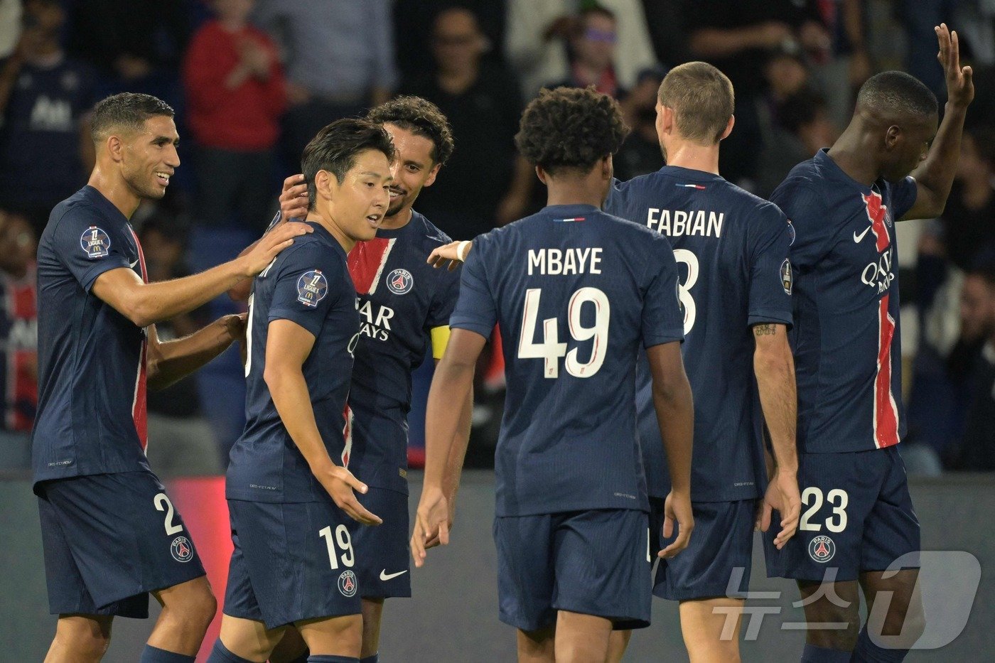 본문 이미지 - PSG 이강인(19번)이 24일(한국시간) 열린 2024-25 프랑스 리그1 몽펠리에와 홈 경기에서 후반 37분 득점한 뒤 동료들의 축하를 받고 있다. ⓒ AFP=뉴스1