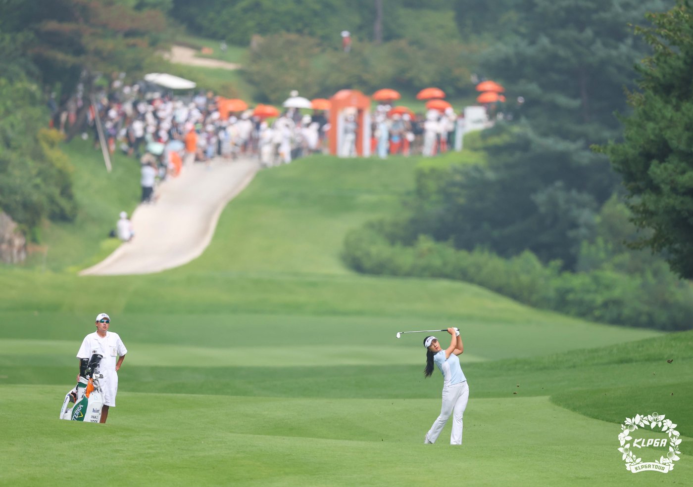 본문 이미지 - 윤이나가 24일 강원도 춘천 제이드팰리스GC에서 열린 '한화 클래식 2024' 3라운드에서 1번홀 아이언샷을 있다. (KLPGT 제공) 2024.8.24/뉴스1