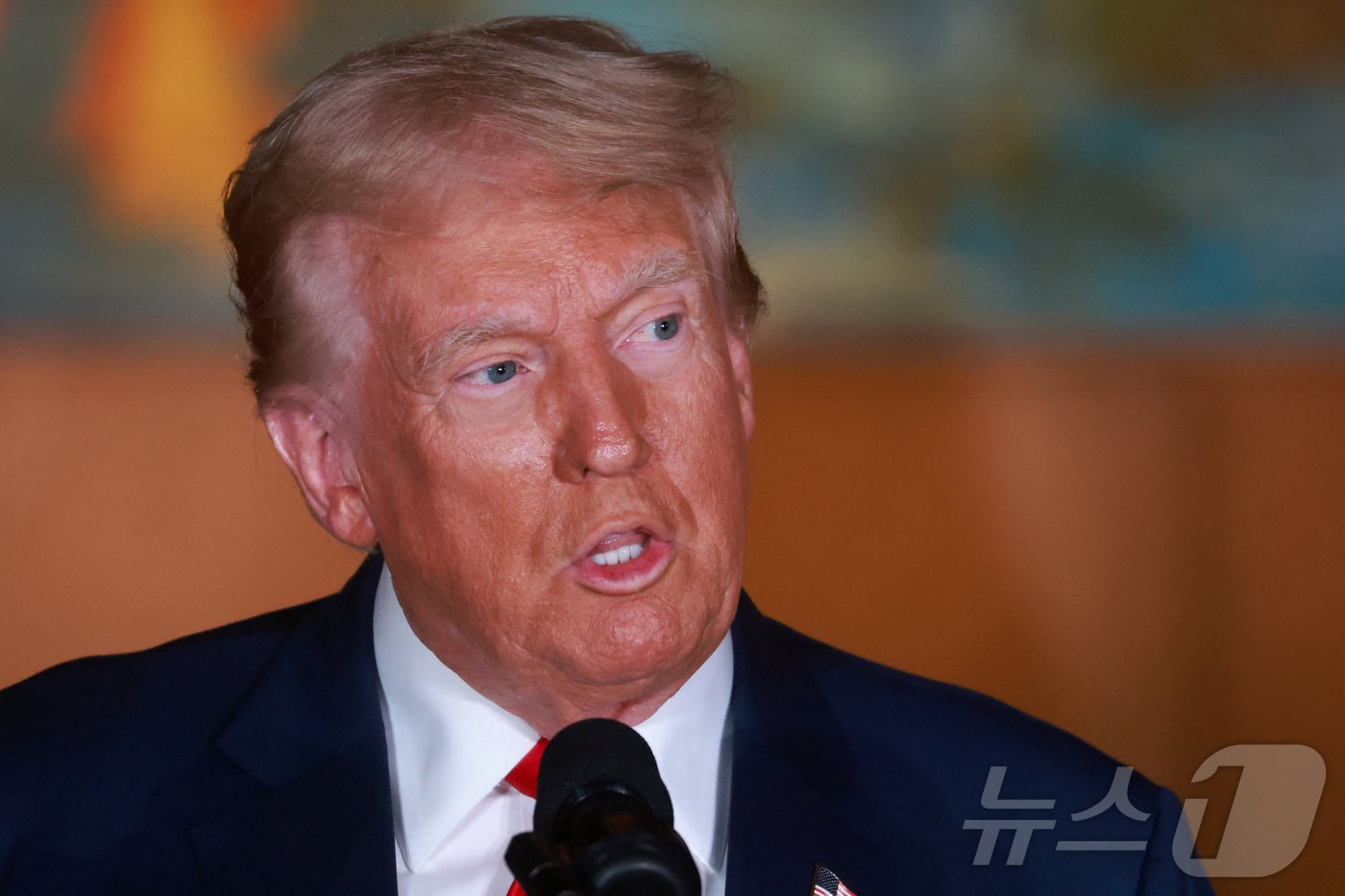 본문 이미지 - 미국 공화당 대선후보인 도널드 트럼프 전 대통령이 지난달 24일(현지시간) 네바다주 라스베이거스의 멕시코 음식점 '일 토로 에 라 카프라'를 찾아 지난 6월 처음 내놓았던 '팁 소득세 면세' 공약을 거듭 약속했다. 2024.08.24. ⓒ 로이터=뉴스1 ⓒ News1 김성식 기자